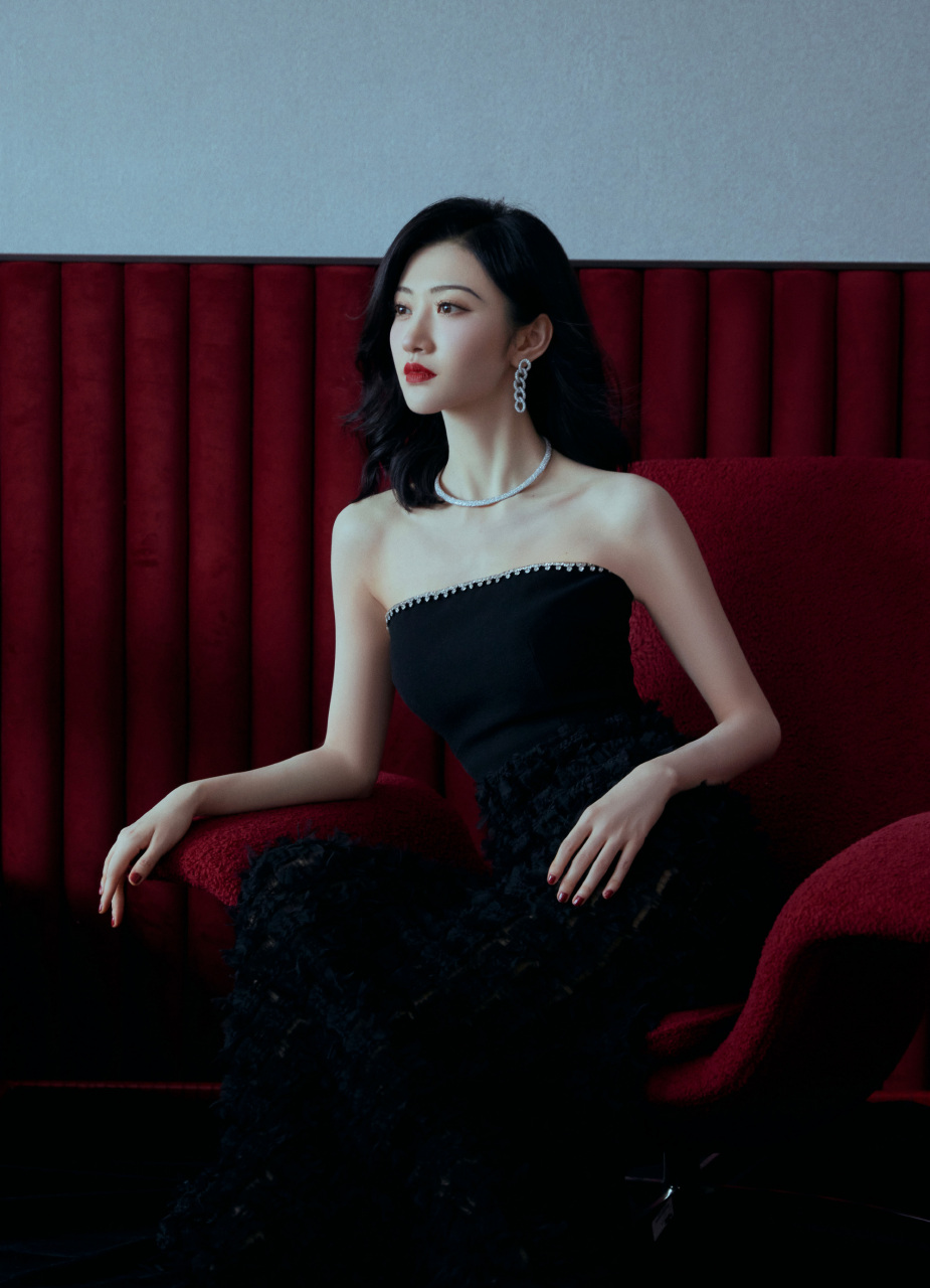 景甜红唇黑裙优雅亮相,沉静内敛,皓腕凝雪,浪漫的氛围格调点缀夏日