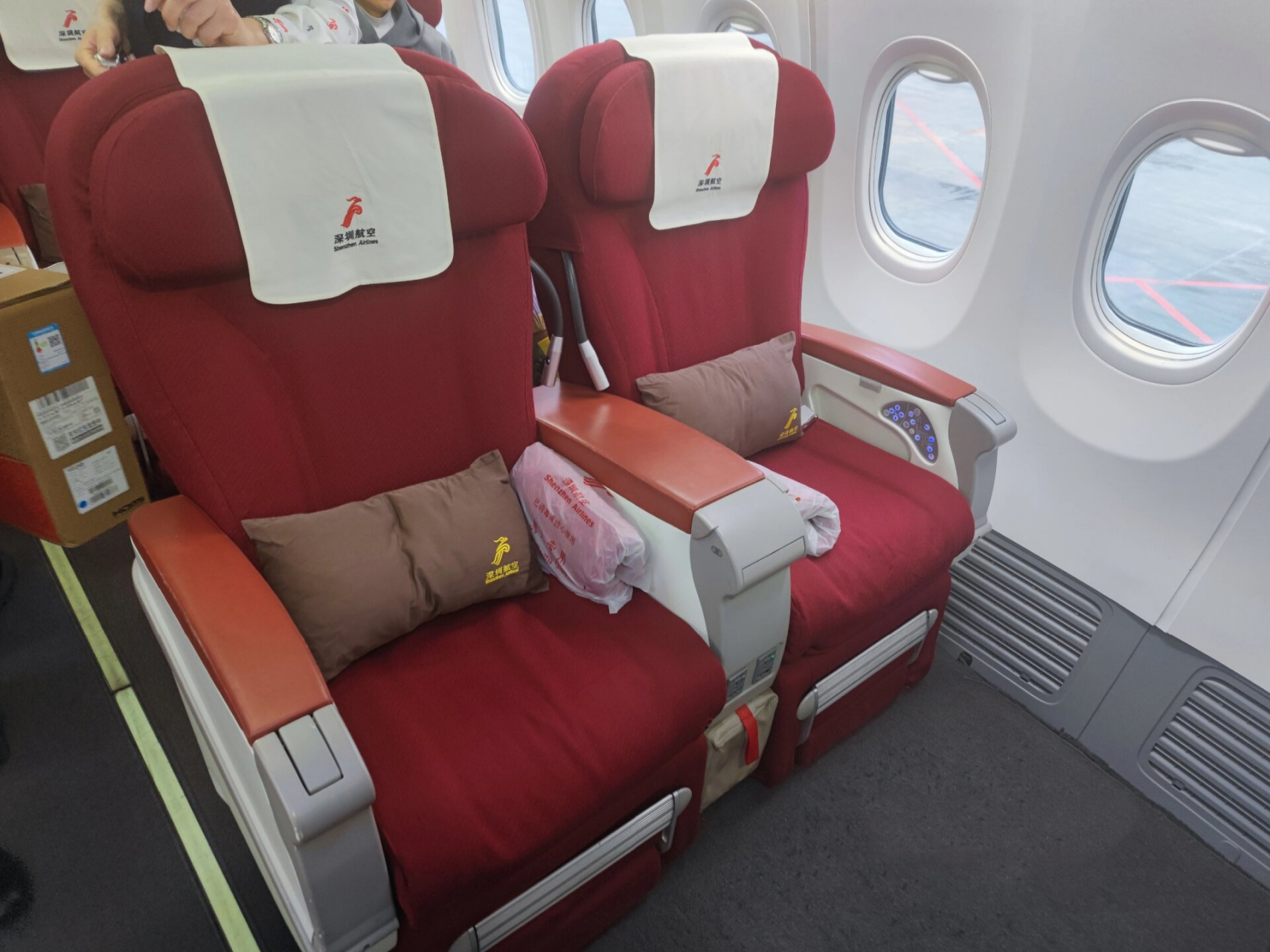 [深圳航空]波音b737-800(73f) 深圳航空73f公务舱采用2-2座椅布局