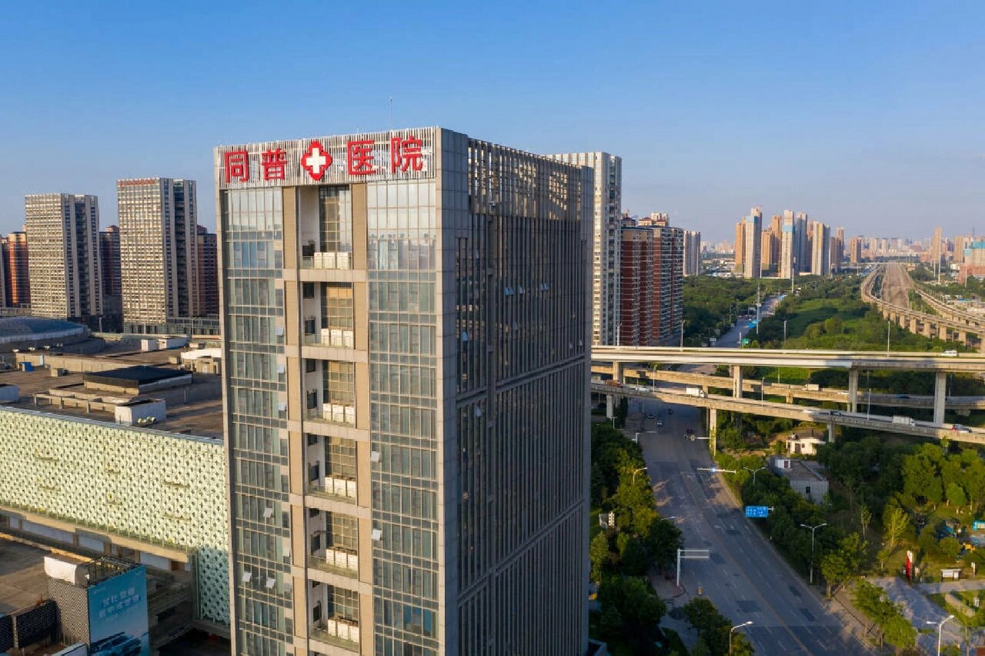 霸气的武汉同普医院大楼 路过随手一拍,附近有宜家荟聚,吃喝玩乐都有