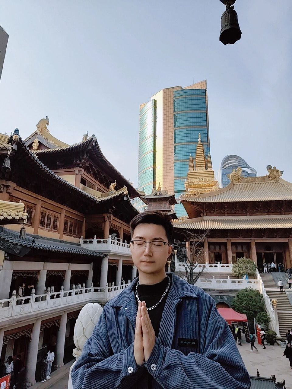 在这个黄金地段造就了静安寺 寺庙的门票过节时100,平时都要50 进入