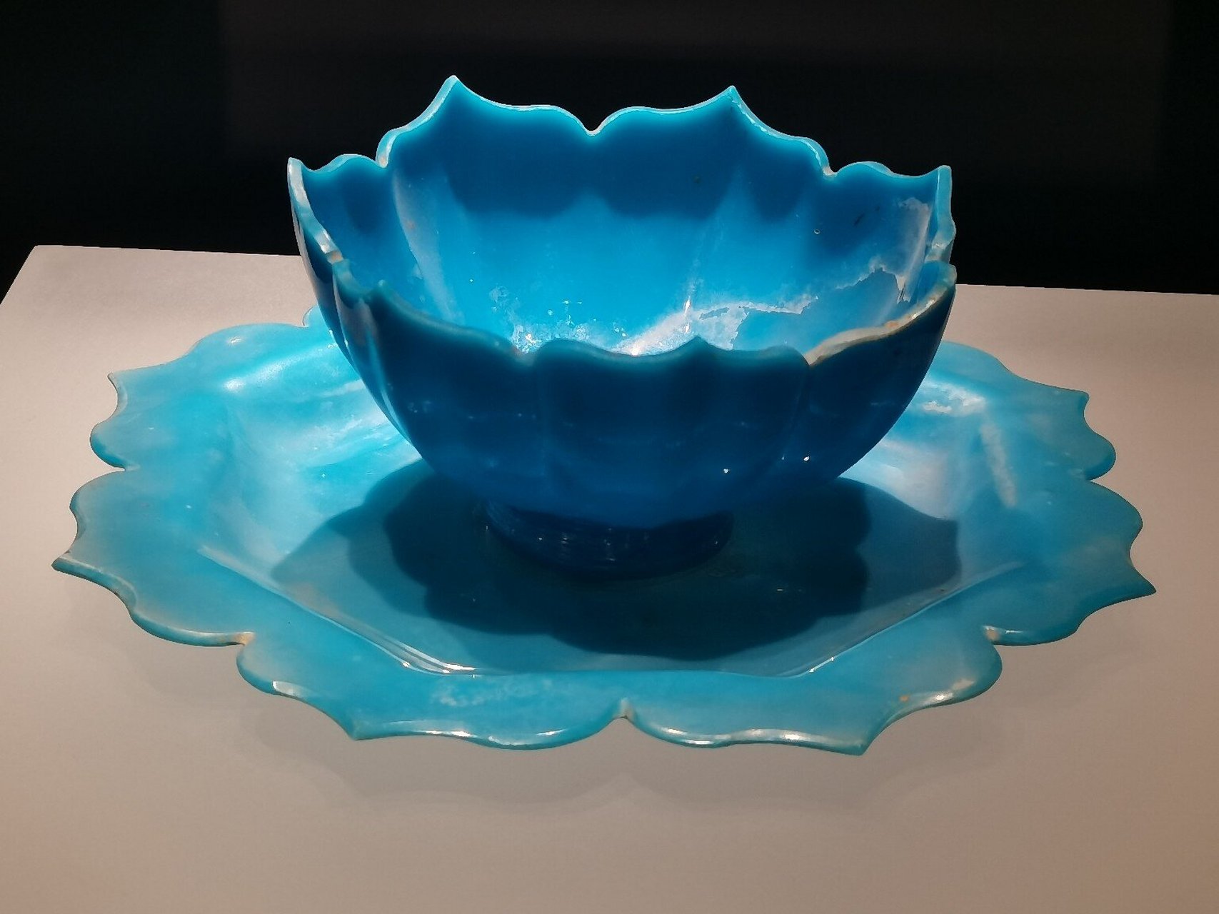 国宝级琉璃盏 荷花形玻璃托盏 甘肃省博物馆藏 当然,这件莲花形玻璃