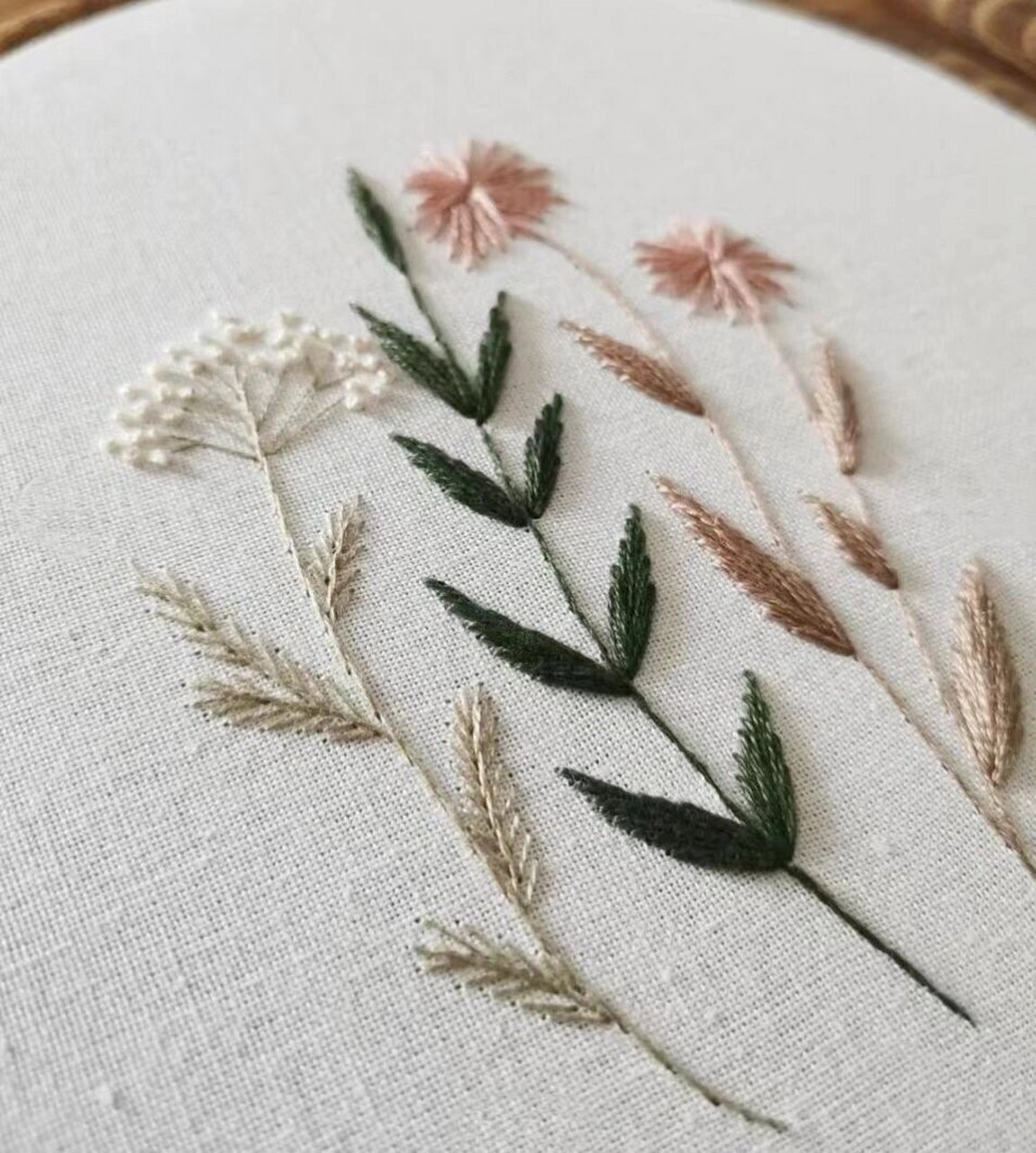 刺绣图案分享:好看的刺绣图案参考 针法参考: 梗:轮廓绣 花:结粒绣