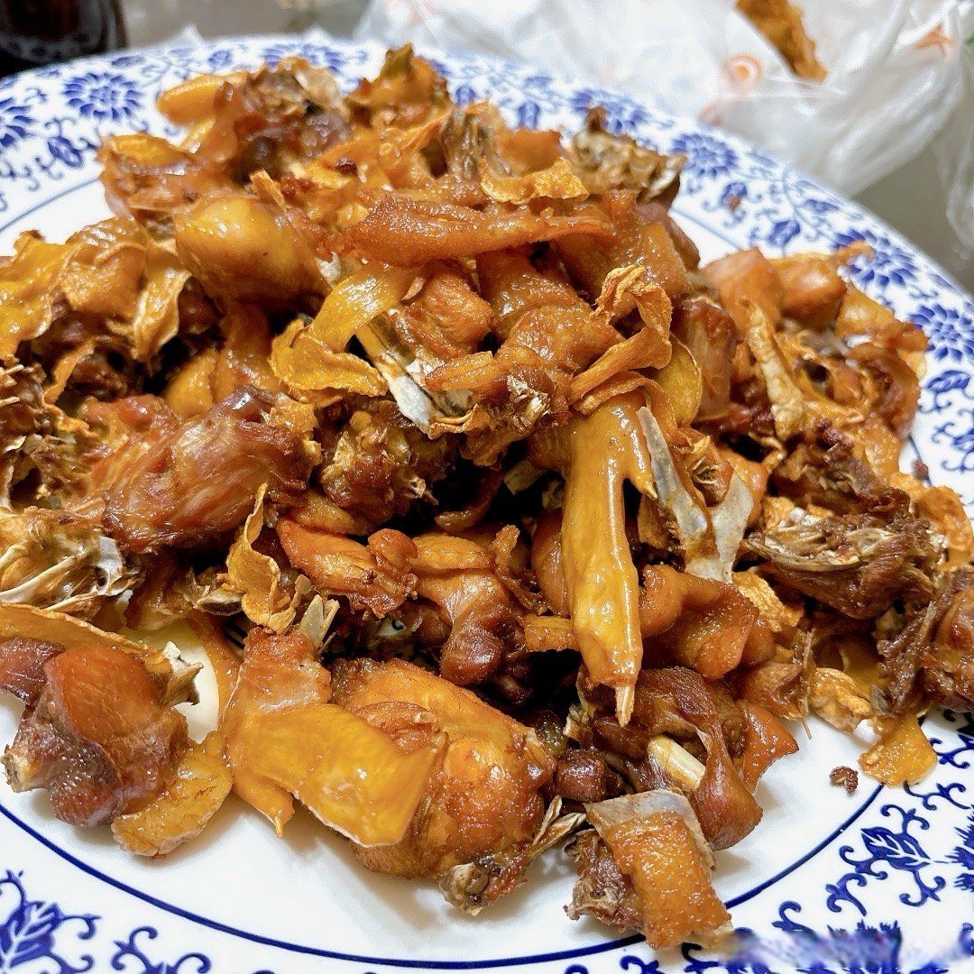 今天品尝了一顿超级美味的莱芜干炒鸡,必须来和大家分享一下!