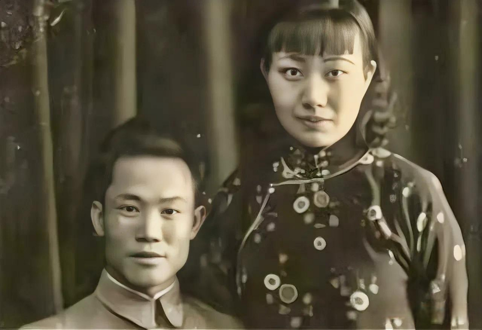 一天晚上,陈诚上了床,妻子吴舜莲梳洗一番,手刚摸到床边就被一把推开.