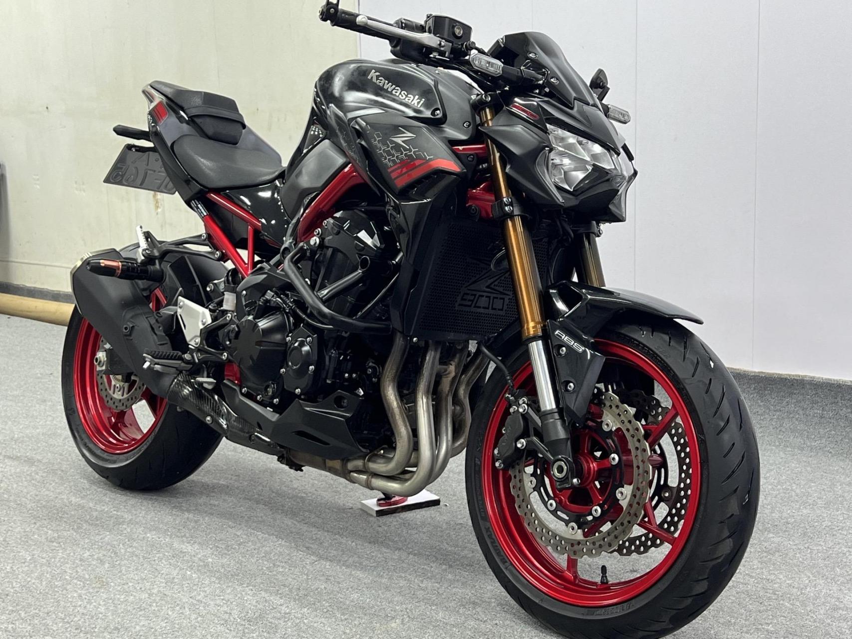 21款川崎z900,改装拉满,三减不漏,超稀有黑红版,红色车架很显质感