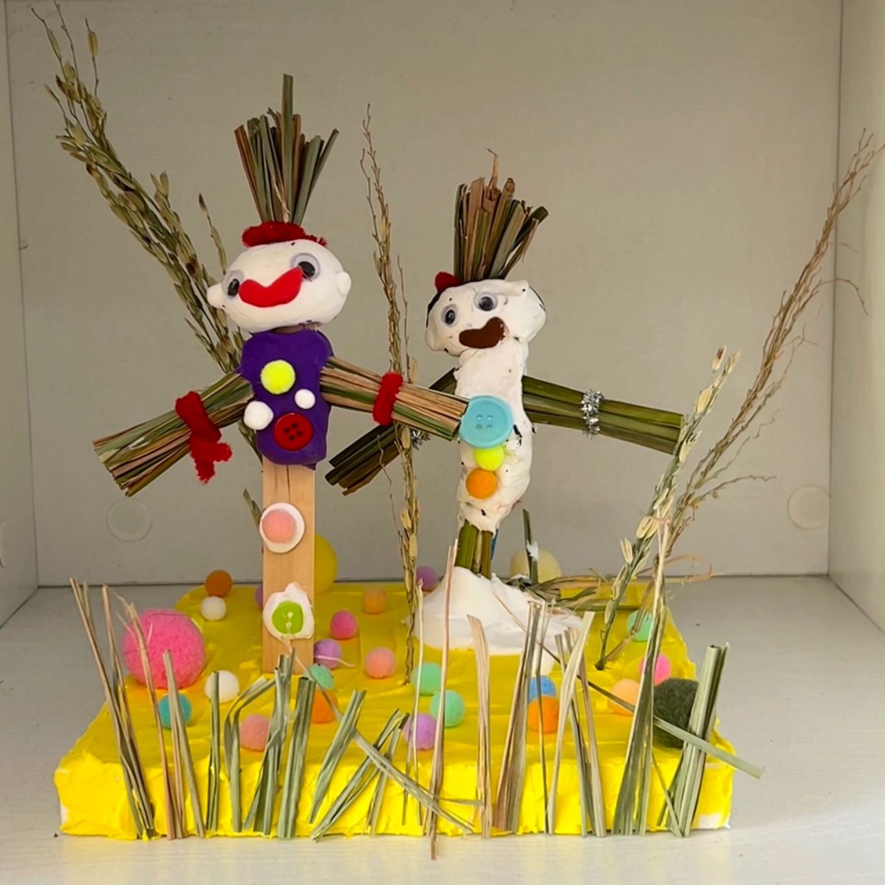 幼儿园秋天环创———稻草人系列 小朋友用秋游捡来的稻草做的创意