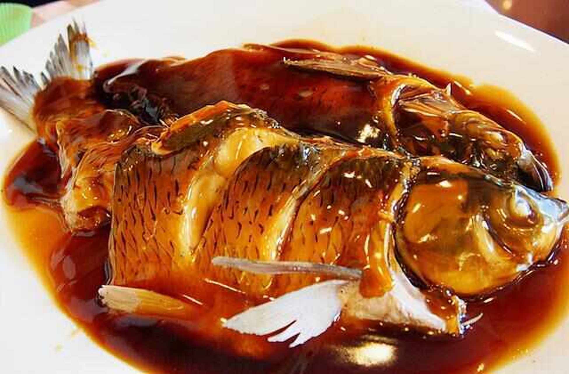 西湖醋鱼正宗做法 西湖醋鱼是浙江杭州的特色名菜之一,其独特的酸甜