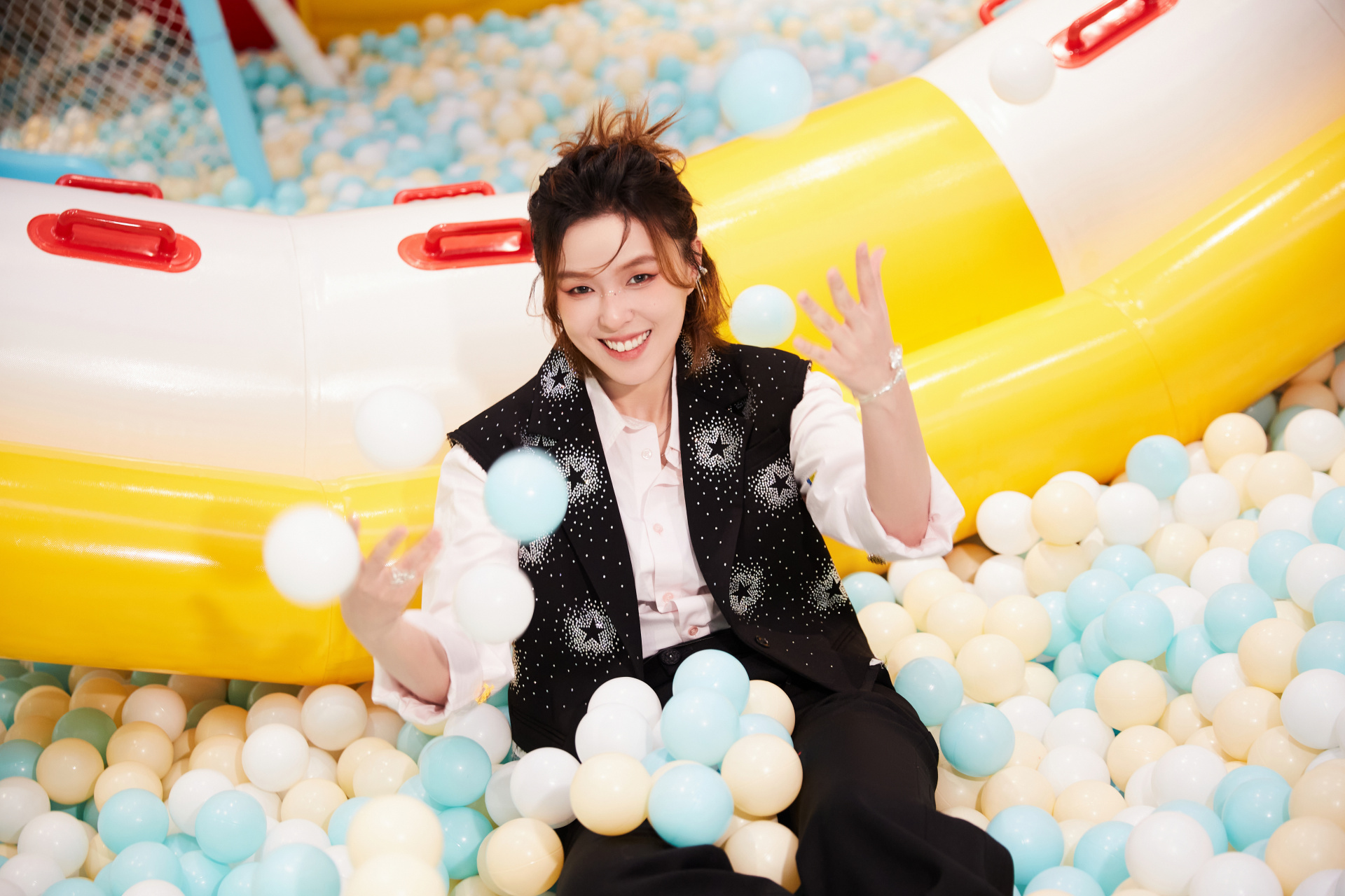 杨芸晴超话#杨芸晴br76念念不忘暖冬音乐会# 旅途中肆意成长,定格童趣