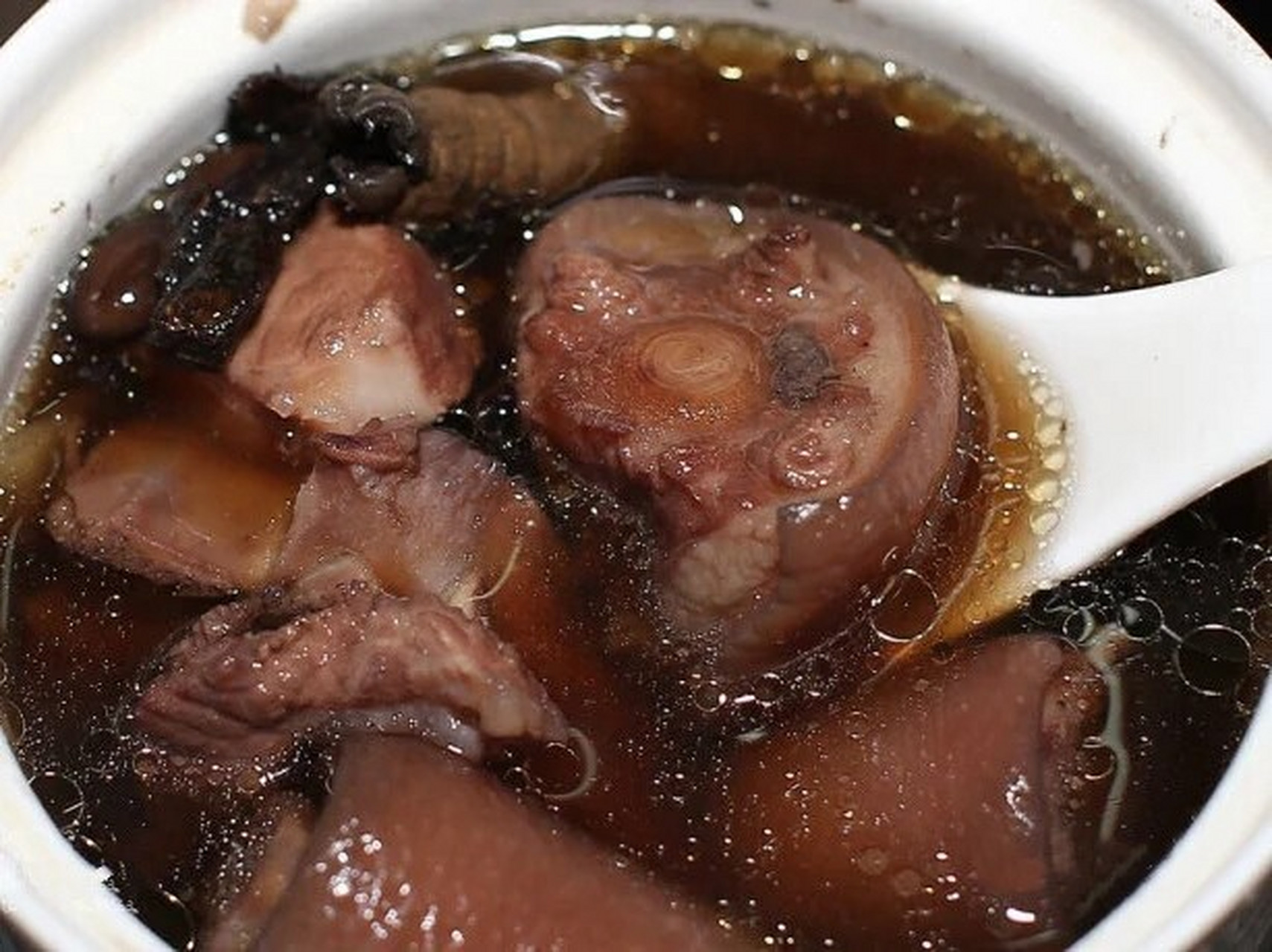 男女补肾强腰抗衰——杜仲黑豆猪尾汤 今天分享的汤普其实很简单适合