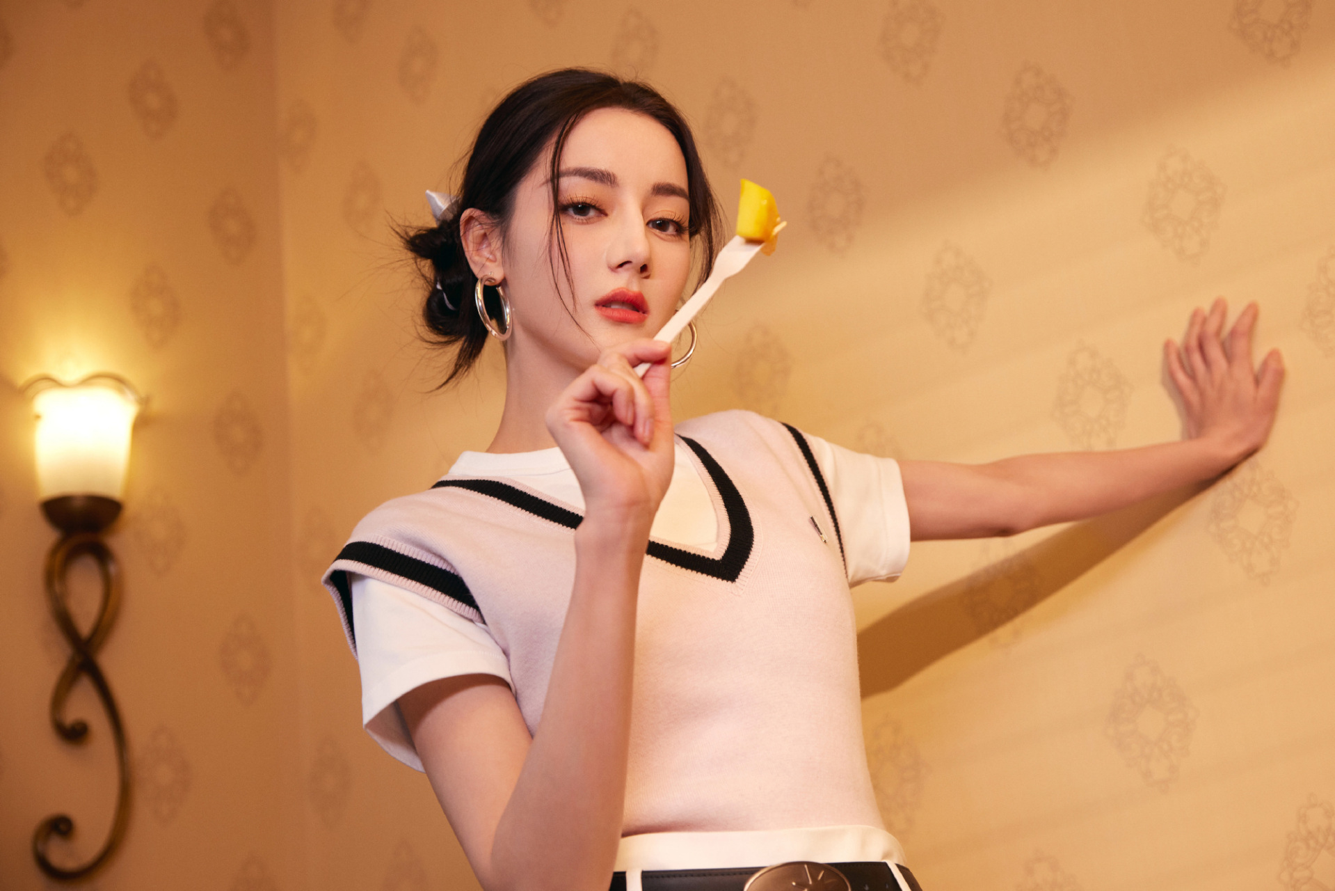迪丽热巴少女穿搭上线