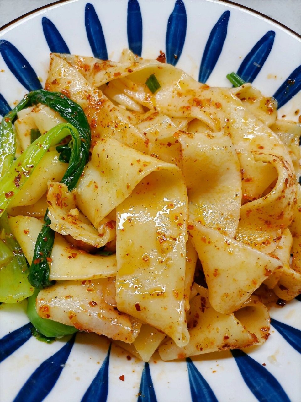 疫情在家,自制油泼面,家里有面粉就饿不着 郑州疫情在家的第11天!