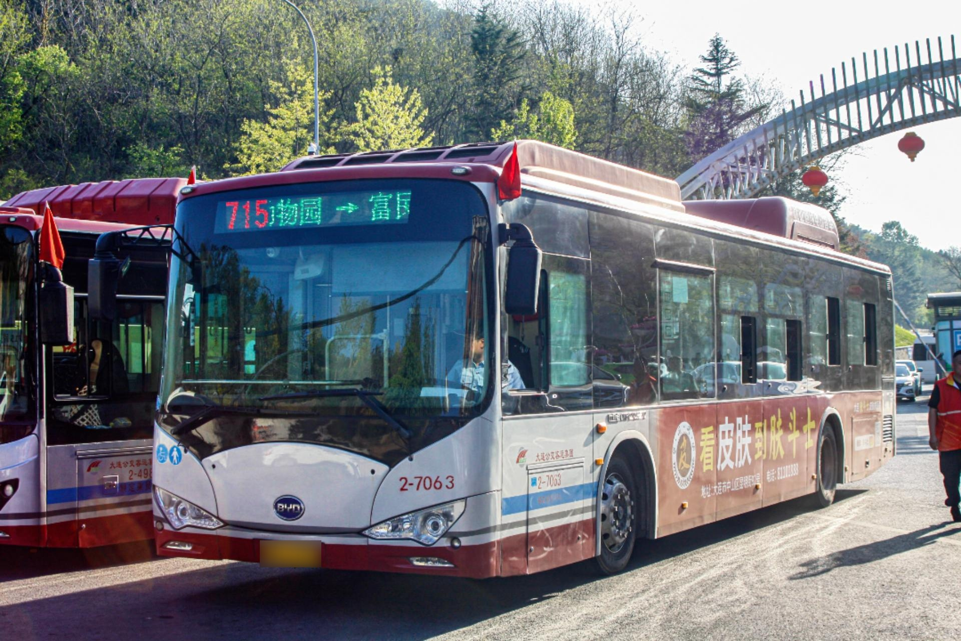 大连公交715路惊现比亚迪代运