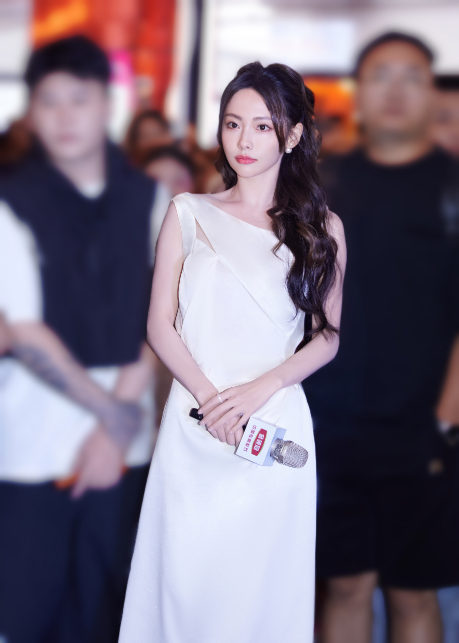 张嘉倪纯白明媚色彩穿搭活动图集