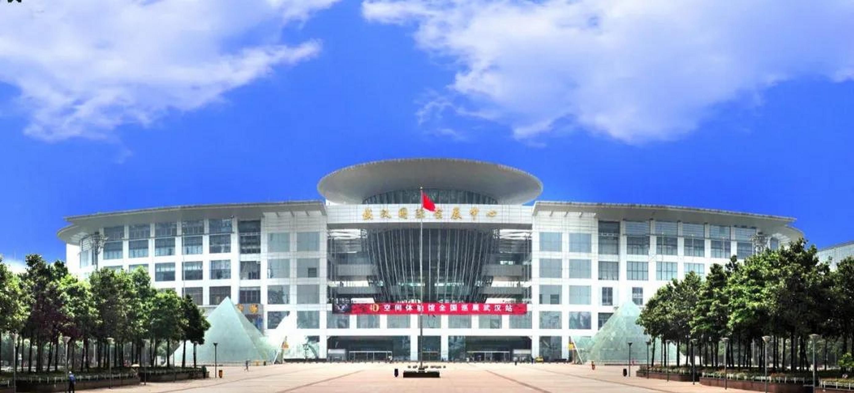 原中苏友好宫位于湖北省武汉市江汉区解放大道696号,中山公园正对面