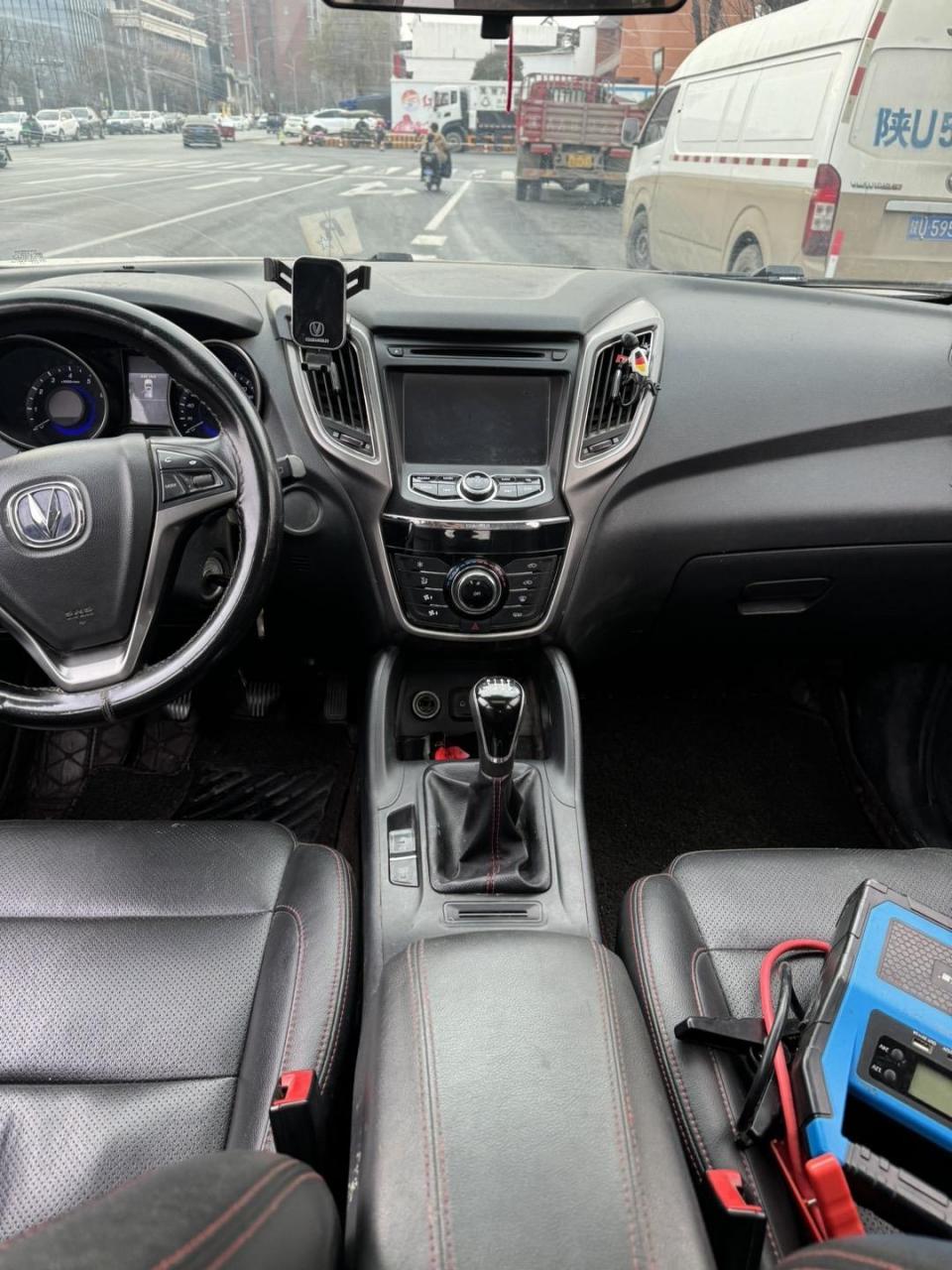 15年长安cs75 手动豪华型 此车搭载2.0l发动机 6挡手动变速箱 9.