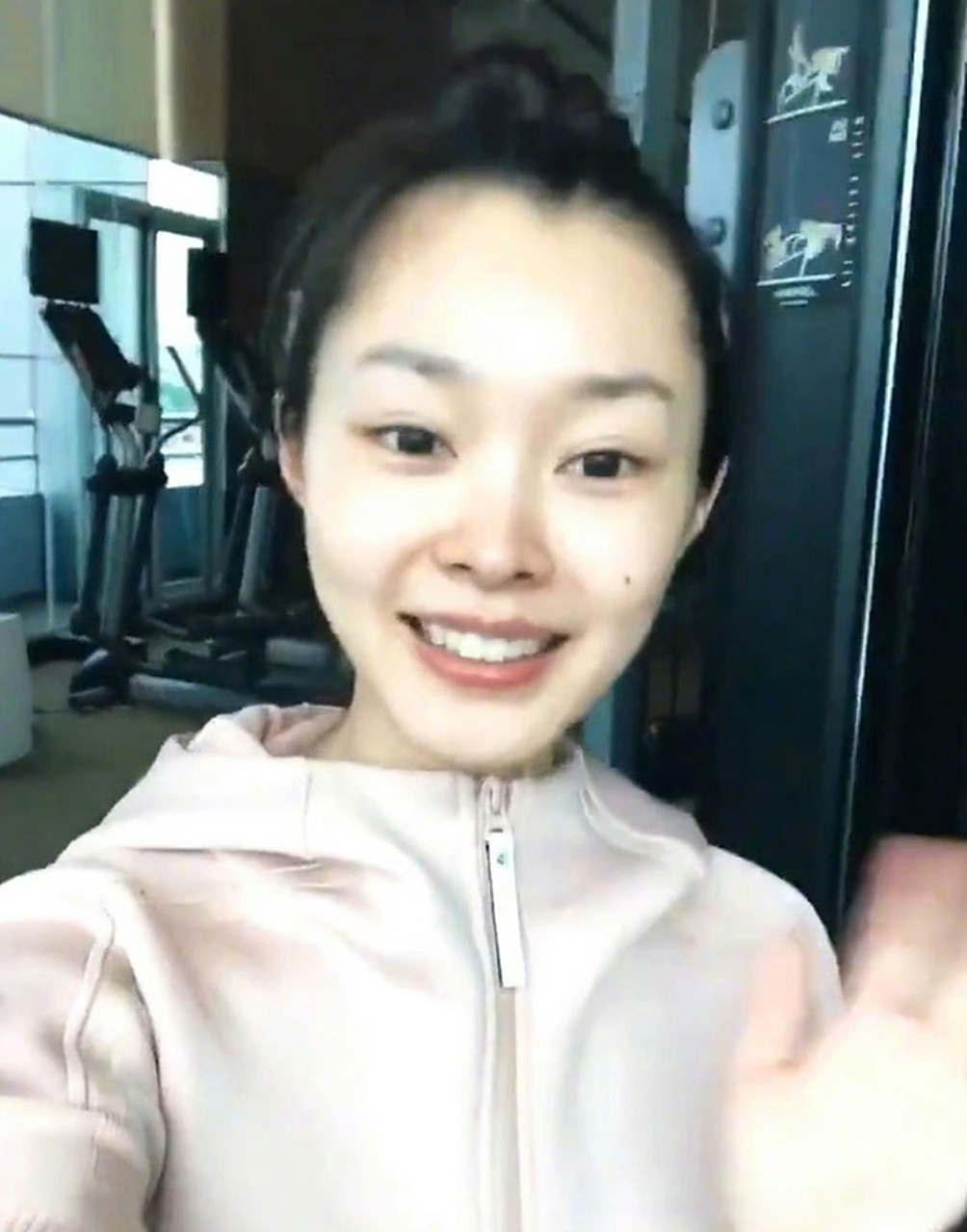 宋轶的素颜真的是非常素啊,但是她的皮肤状态却是相当不错的呢!