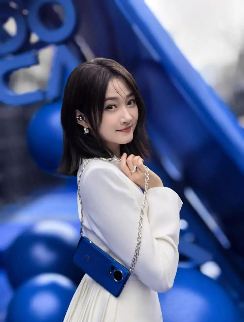 华为手机代言人关晓彤身穿短发白西服套装亮相,展现出清爽干练的形象