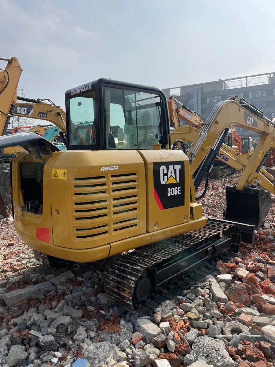 价格便宜 卡特306,是一款稳定可靠,性能强悍,十分耐造的小型挖掘机