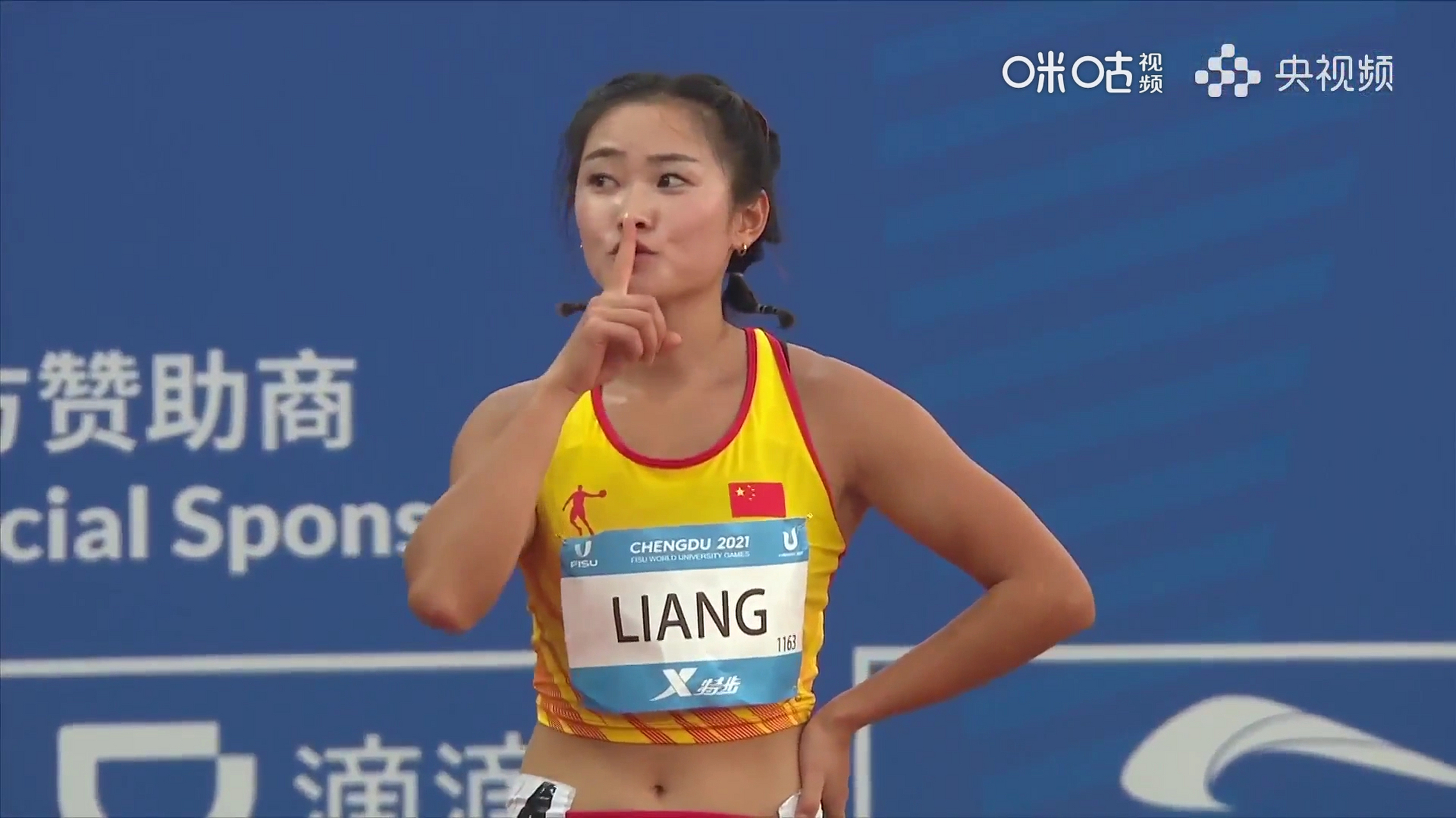 92  成都大运会田径女子100米预赛,中国选手梁小静出场,11秒33轻松