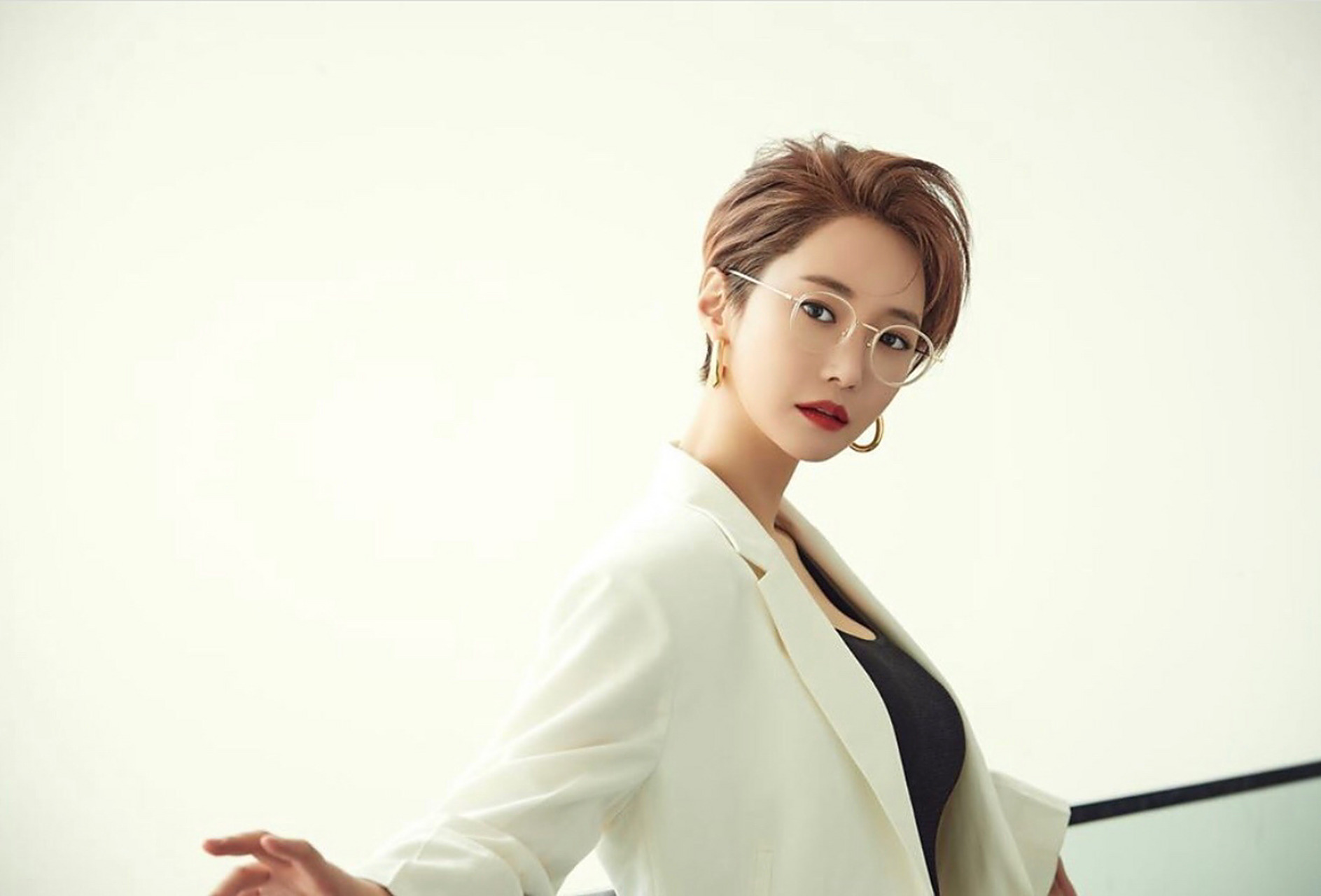 9693短发女神高俊熙 之前受胜利事件影响 好久未营业 近期官司