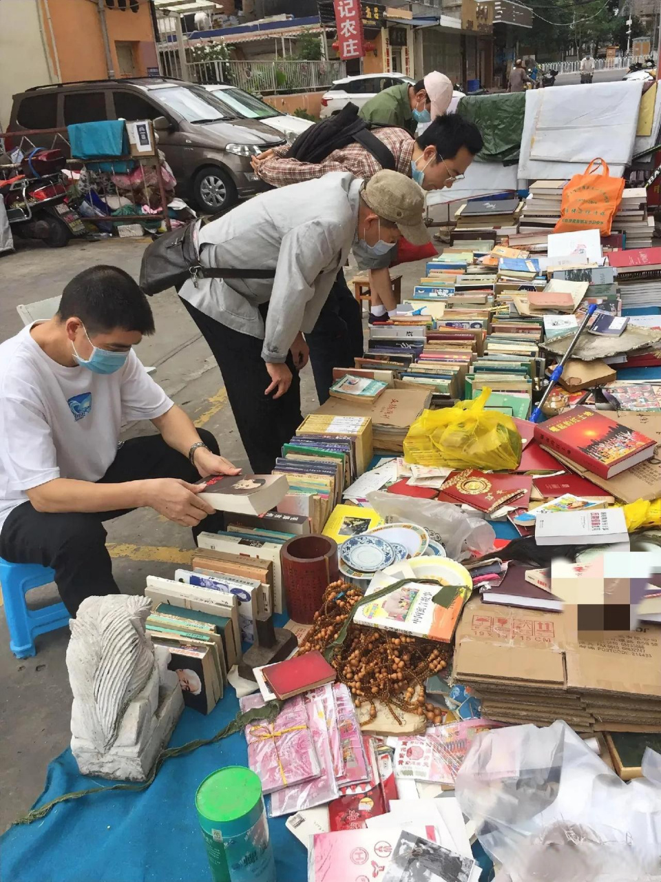 那个时候,在汽车站特别是火车站附近,总会看到摆在地上的书摊,很多人