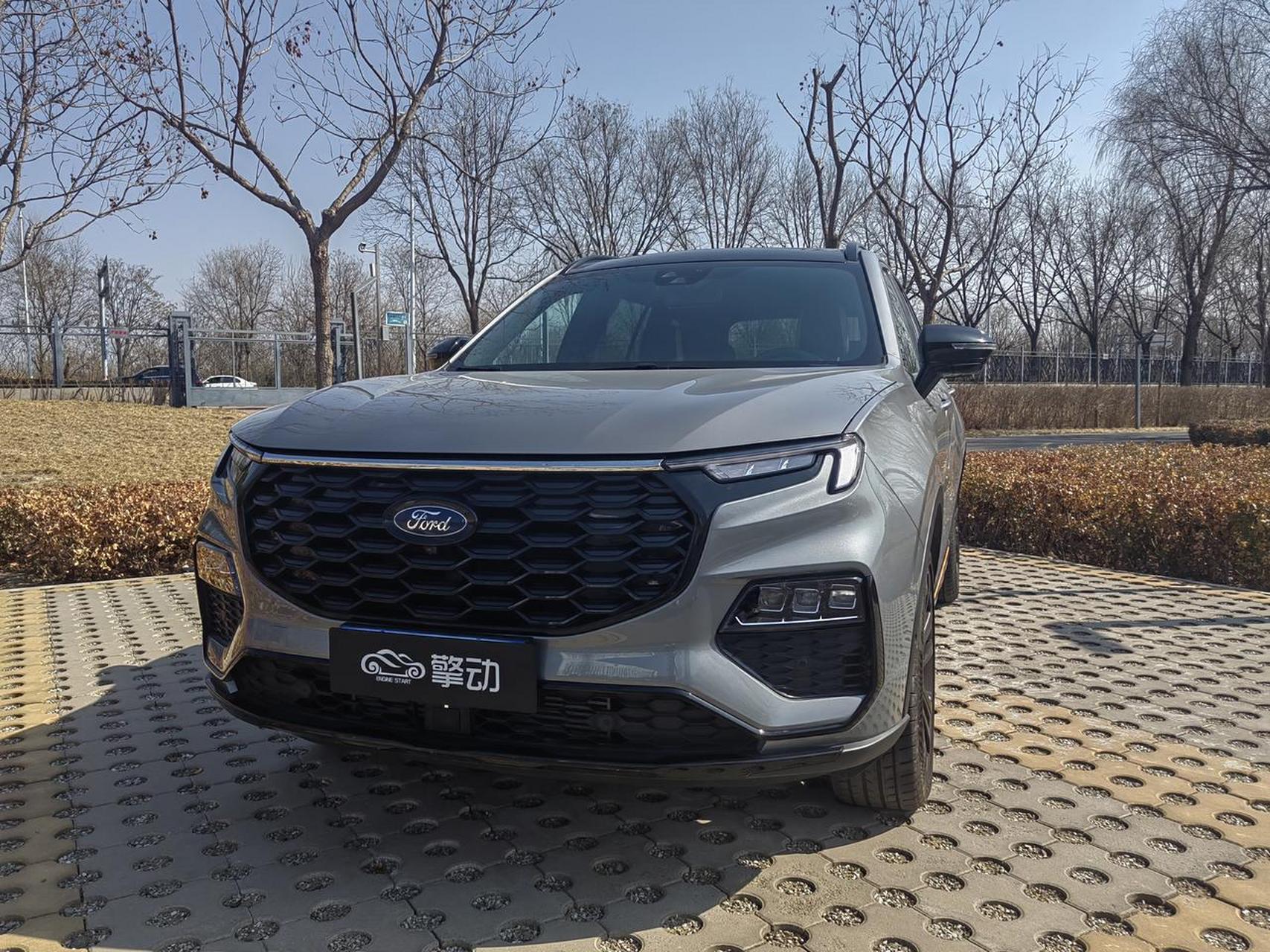 今天要拍的车是福特领裕,一台suv,售价区间为17.38万-22.18万元.