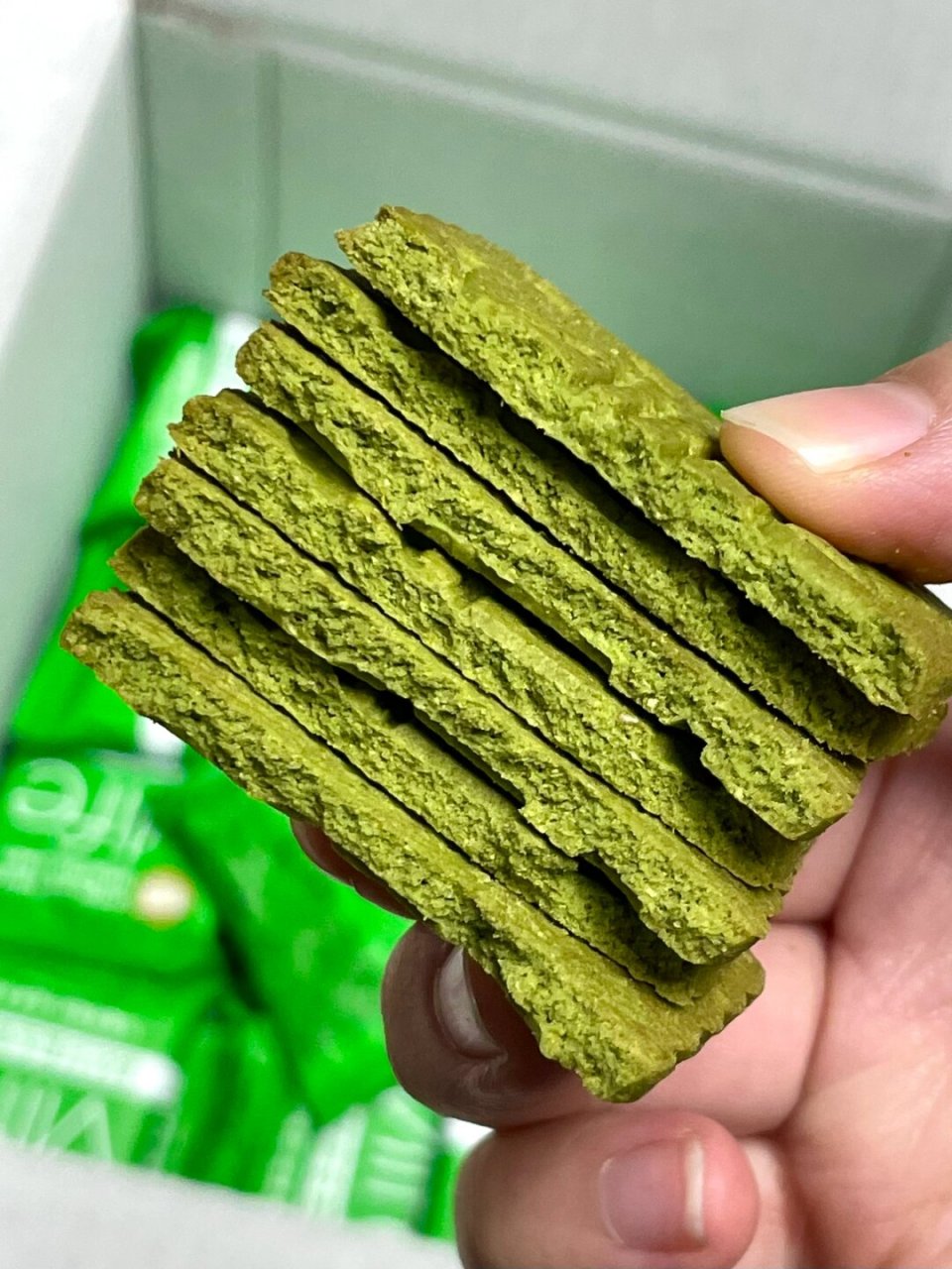 绿色包装袋的葱香饼干图片