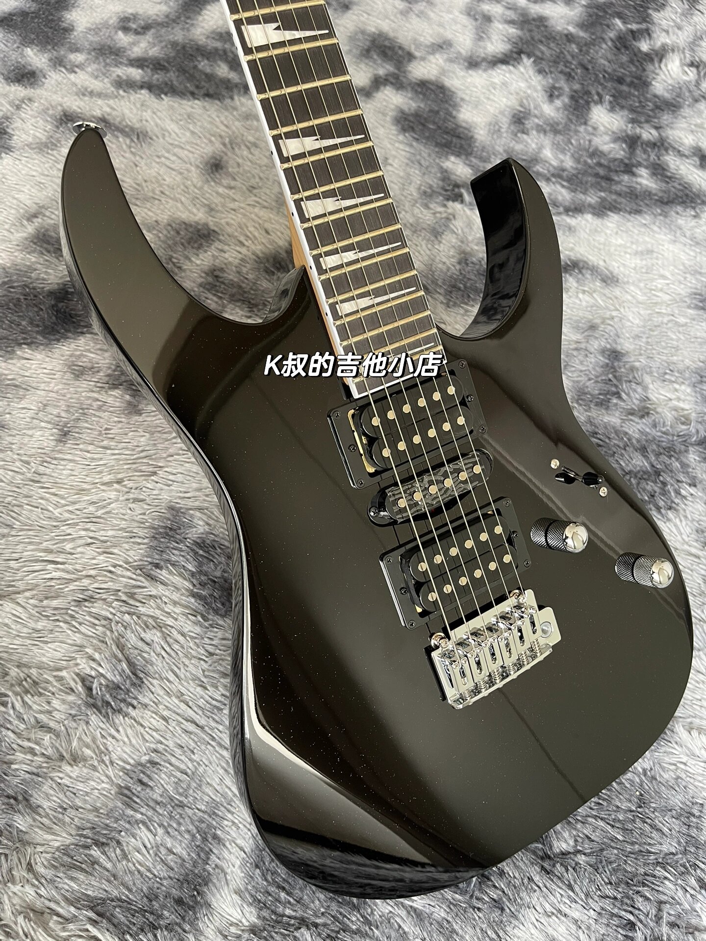新手电吉他推荐依班娜grg170dx 耀银配色和魅影黑配色两种选择 双单双