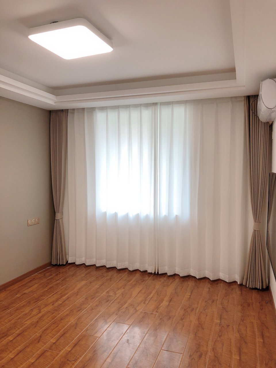 卧室卡其色奶茶色窗帘 简直爱了 奶茶色卡其色窗帘 搭配透光不透人白