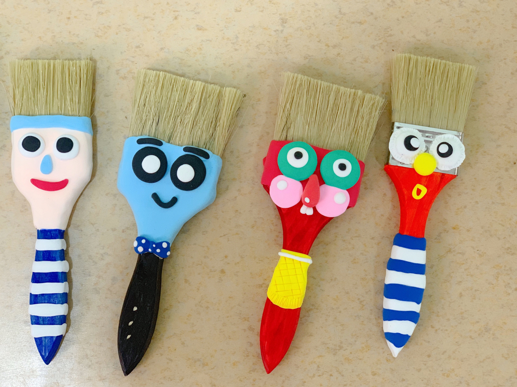 幼儿园环创—刷子大变身 材料:羊毛刷,轻粘土,丙烯颜料,马克笔 幼儿园