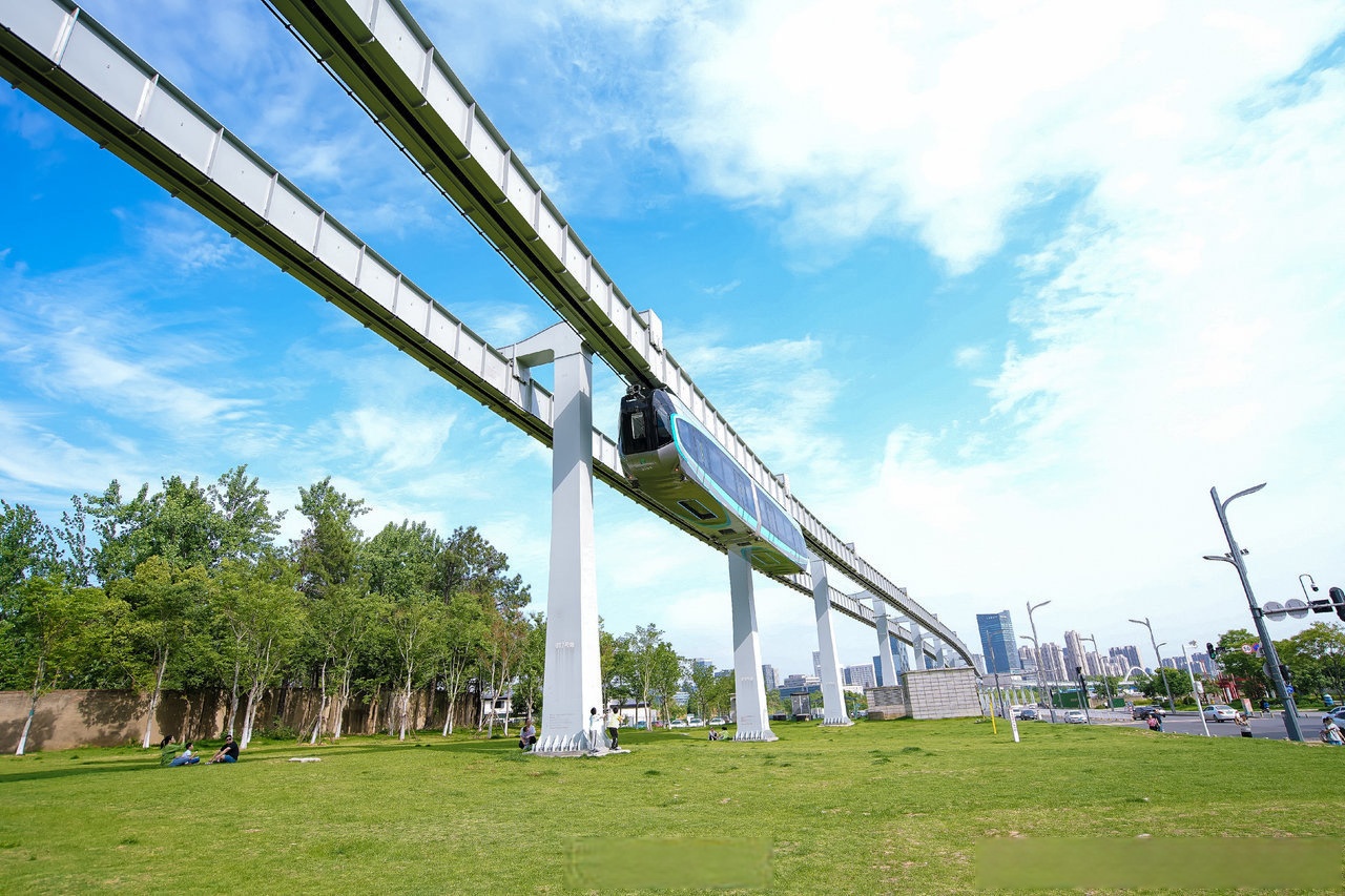 "列车悬挂在轨道桥梁下方,从城市半空中"飞行"而过