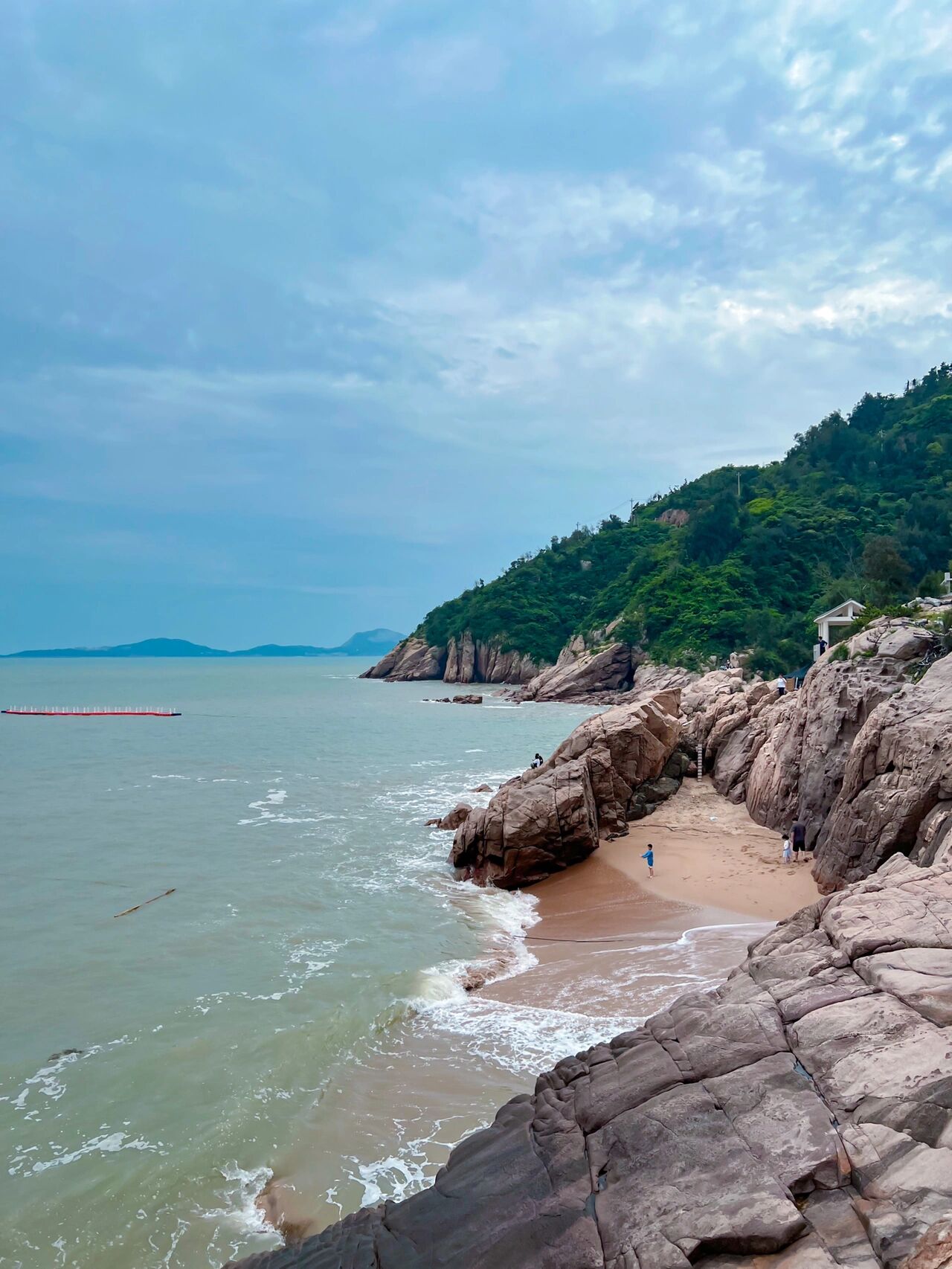 99导航:大沙岙海边休闲走廊 (大门岛西浪村) 99门票:免费 沙子