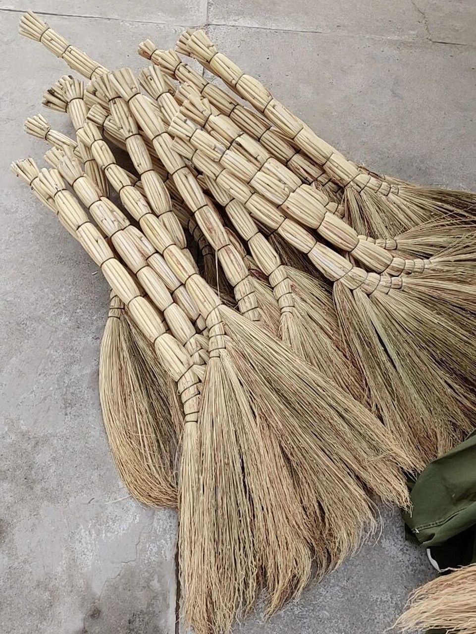 手工扫把 老妈扎的手工扫把,很好用,也很整齐,如果用布条再固定一下