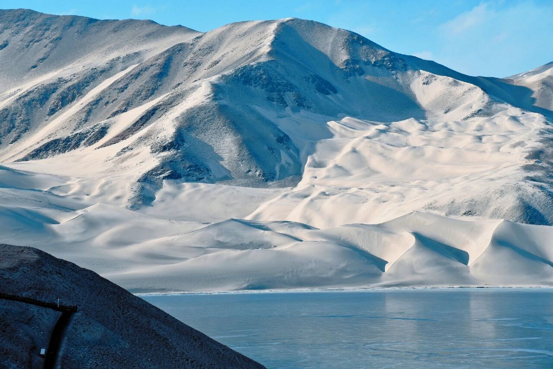 喀什丨白沙湖 g314,白沙湖,一半是风蚀的沙丘,另一半是结冰的湖面.