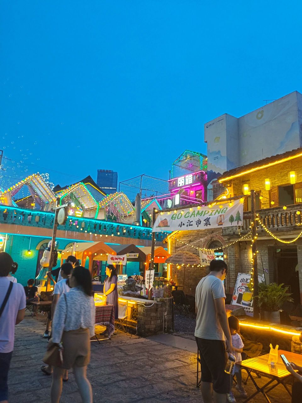 万江下坝坊就是用老房子翻新改造的一块类似夜市区域.