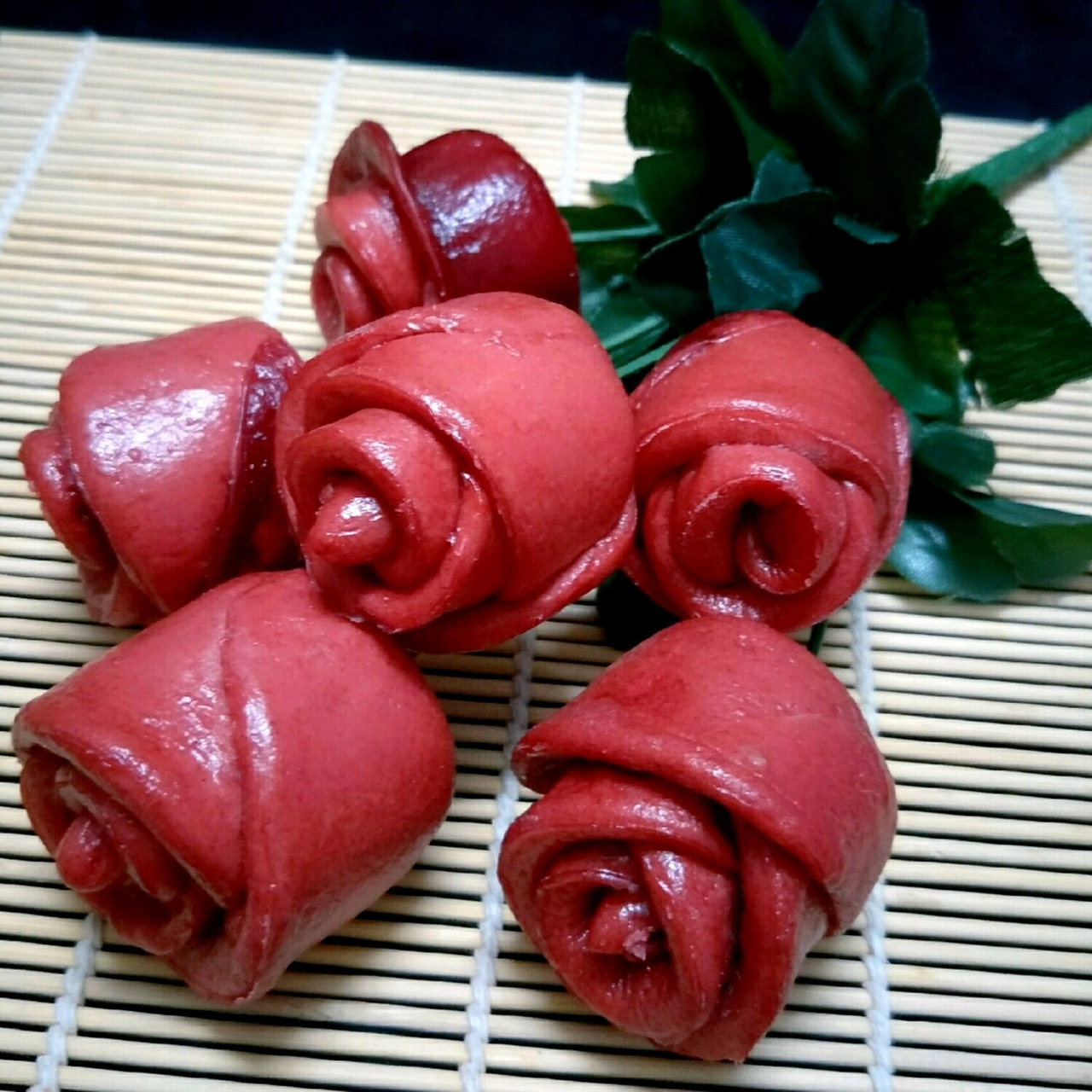 玫瑰花馒头# 食材:面粉400克,酵母4克,温开水200克,白糖,红曲粉适 