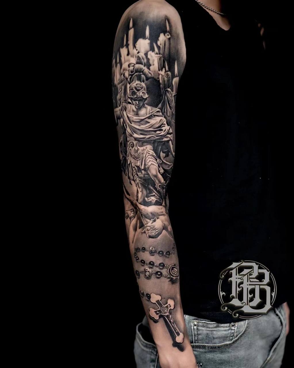 欧洲的雕塑作品一直是写实纹身的经典元素之一,欧洲艺术深受宗教影响