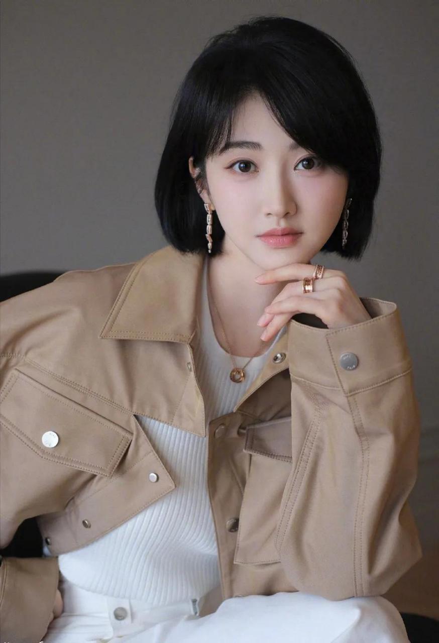 她的长相甜美,配上清爽的短发,尽显青春活力.