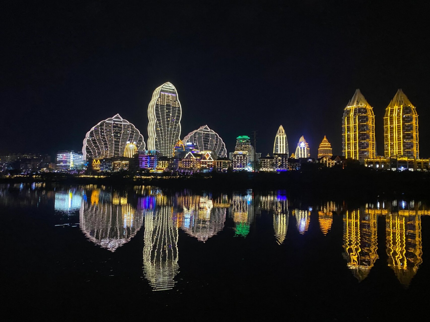 西双版纳夜景 西双版纳夜景,沿河一块被围起来了,但是可以从图3进去