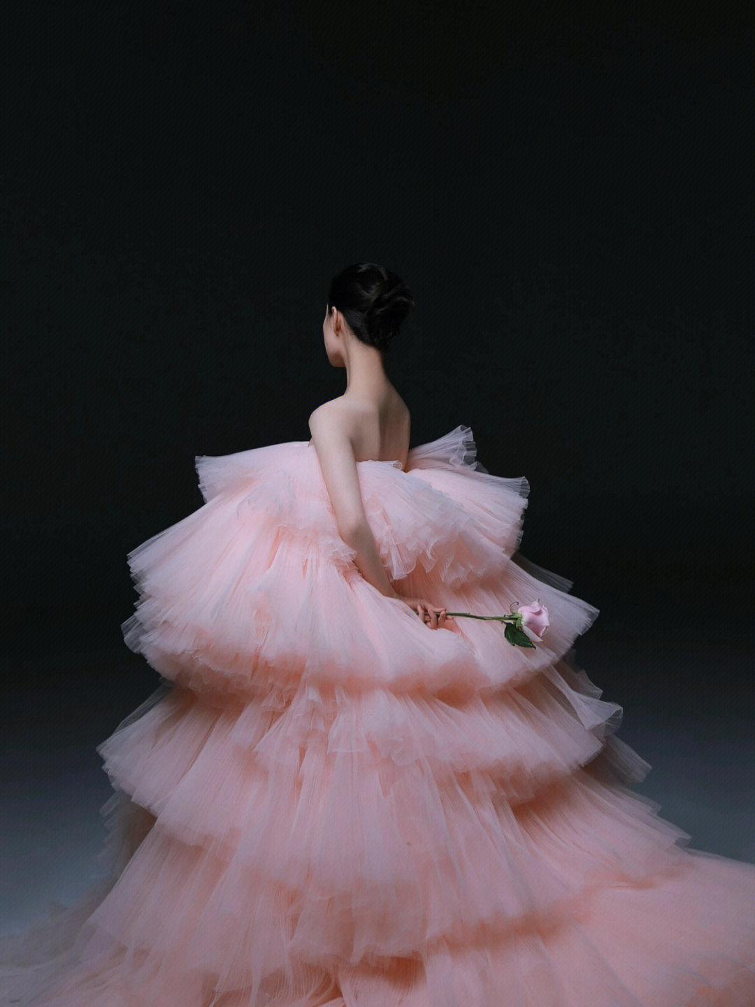 一袭粉色蛋糕裙华丽高级,浪漫唯美又时髦 倪妮的气质是娱乐圈里出了名