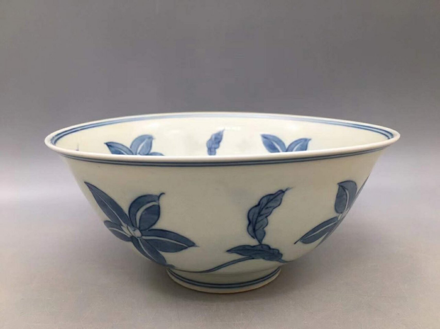 青花秋葵纹碗-大明成化年制【旧藏】 成化青花秋葵纹碗是一件珍贵的