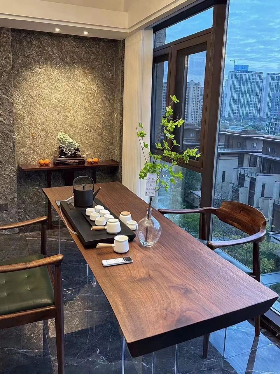 临窗而坐,闲时煮岁月,无事小神仙 	 将一枚原木大板作为阳台茶室的