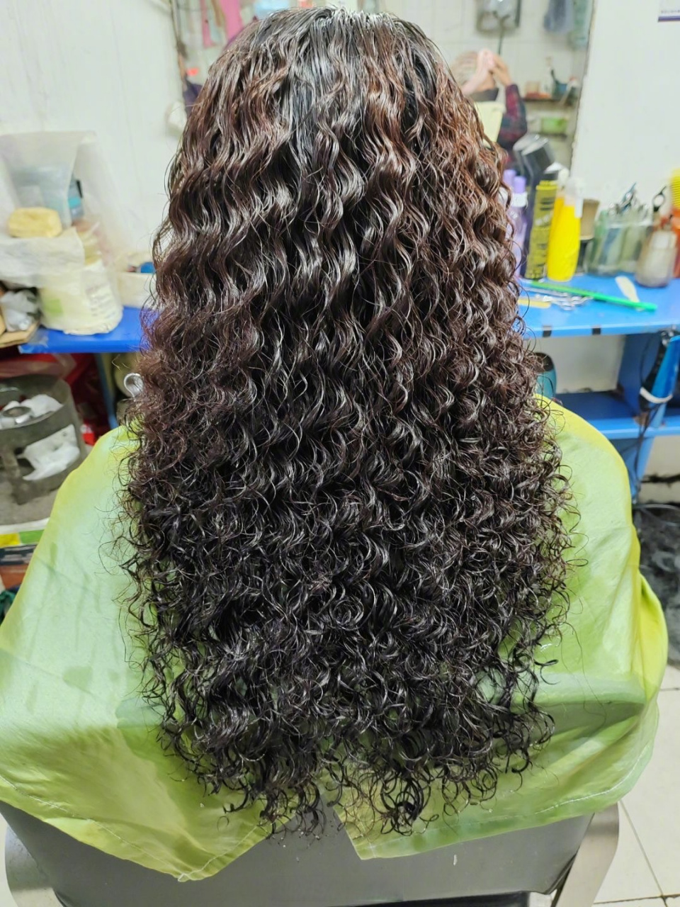 【理发店老板用热毛巾给顾客烫满头卷发】5月9日,山东淄博.