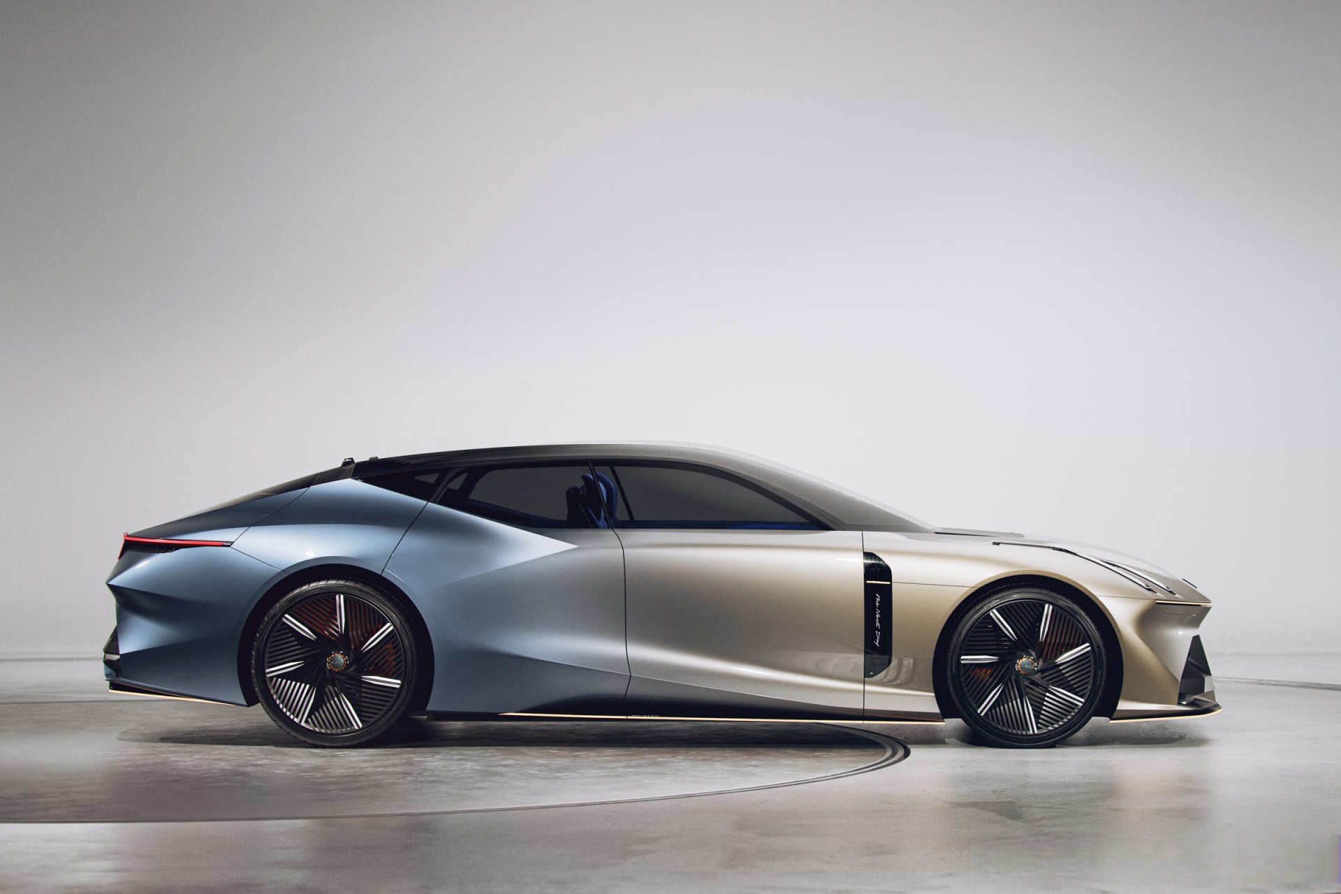 07 侧面的姿态和比例,有没有还原出 the next day 概念车的设计精髓呢