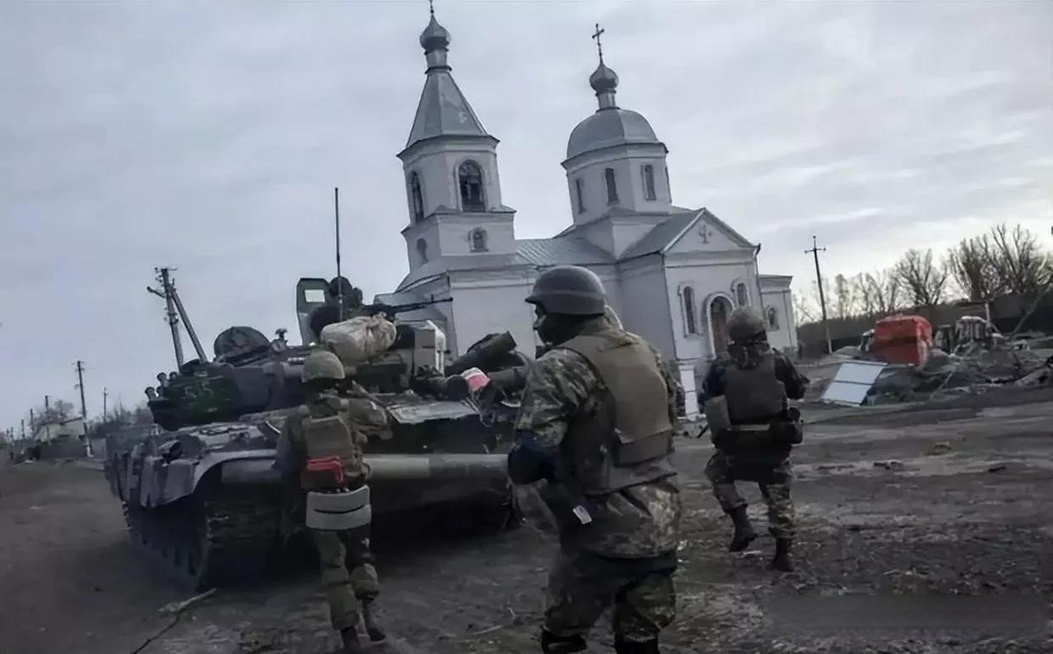 兵与乌军火拼,督战队禁止撤退惹众怒,一言不合拔枪互射  来源:迷彩虎