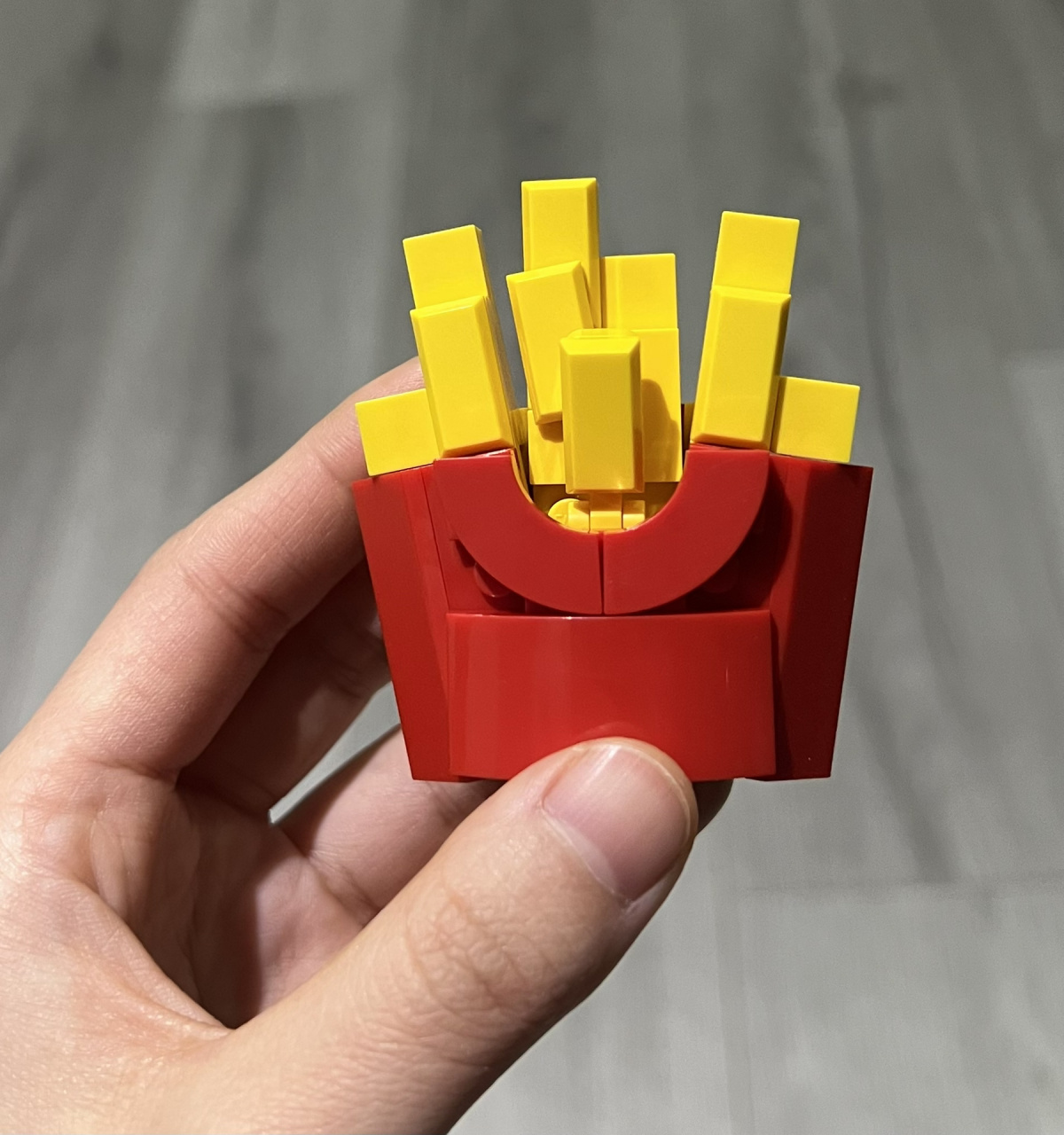 名创优品的小积木 一个汉堡一个薯条一共15块钱,很容易就拼好了.值得