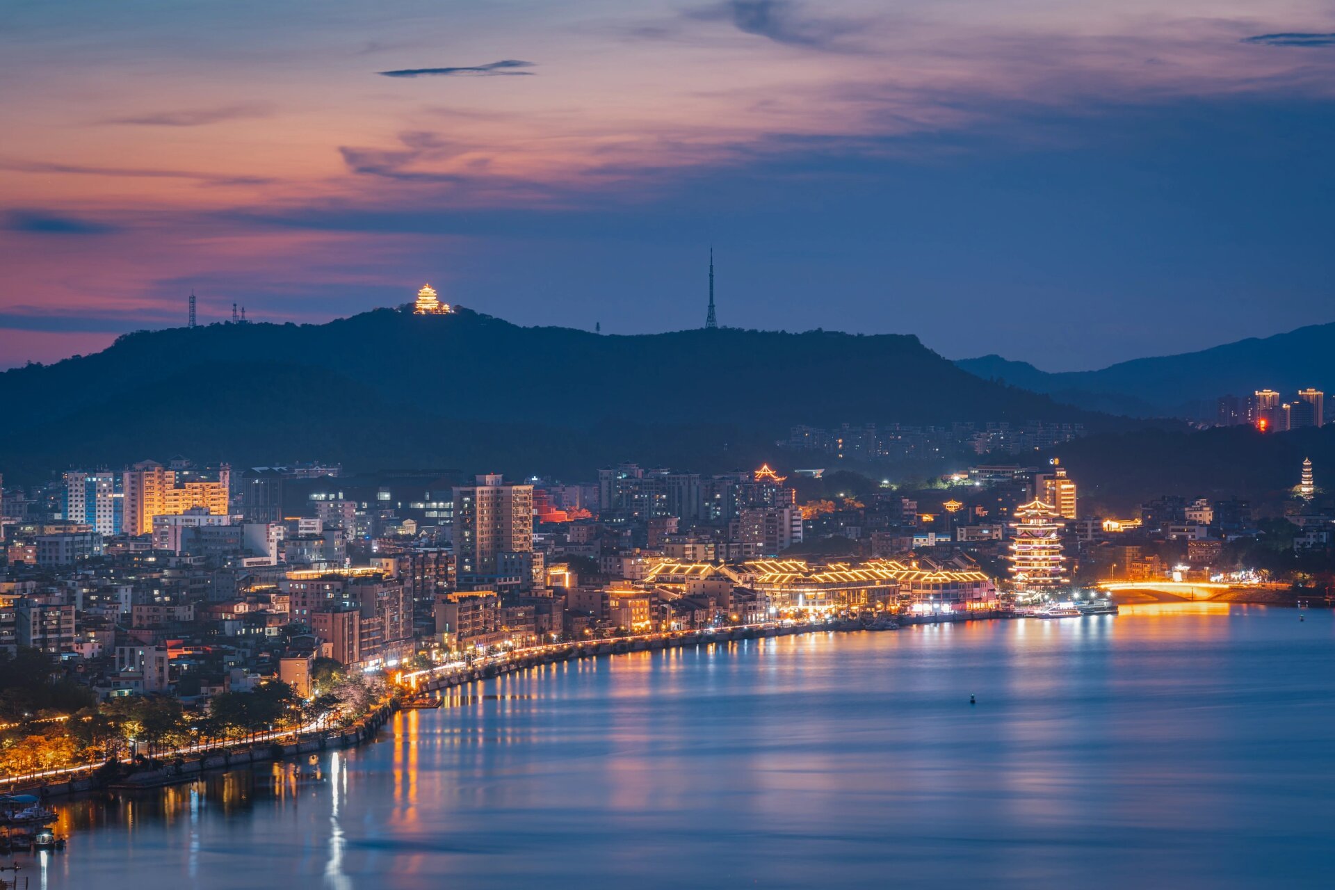 惠州夜景有什么好看的 惠州的夜景也是很不错的,一河两岸,视野开阔.