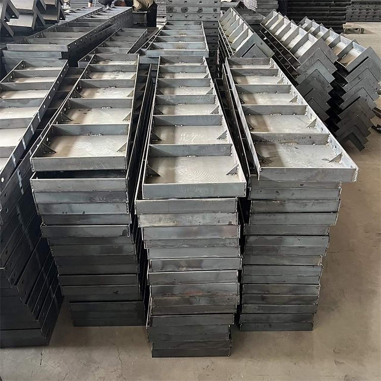 钢模板是用来浇筑混凝土的定型模板,主要用于高铁,高速公路,市政,水利