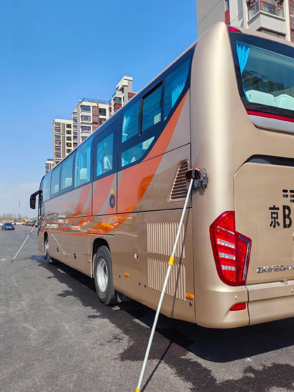 旅途愉快 50座豪华宇通客车:(1)全车usb充电口 微笑 让您的手机放心