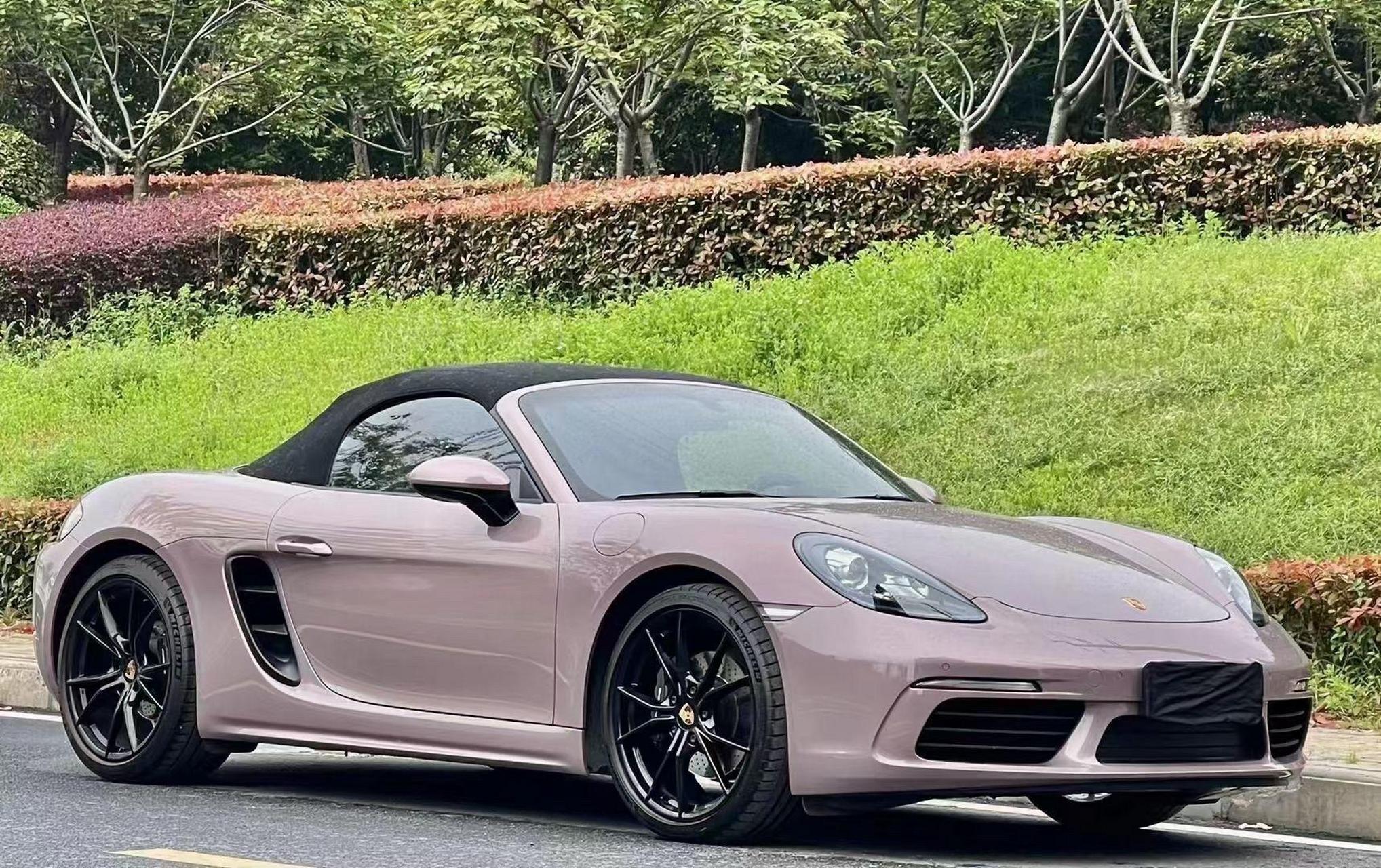 拿下 23年保时捷718敞篷 冰莓粉 红内 满配 77万配置.1.